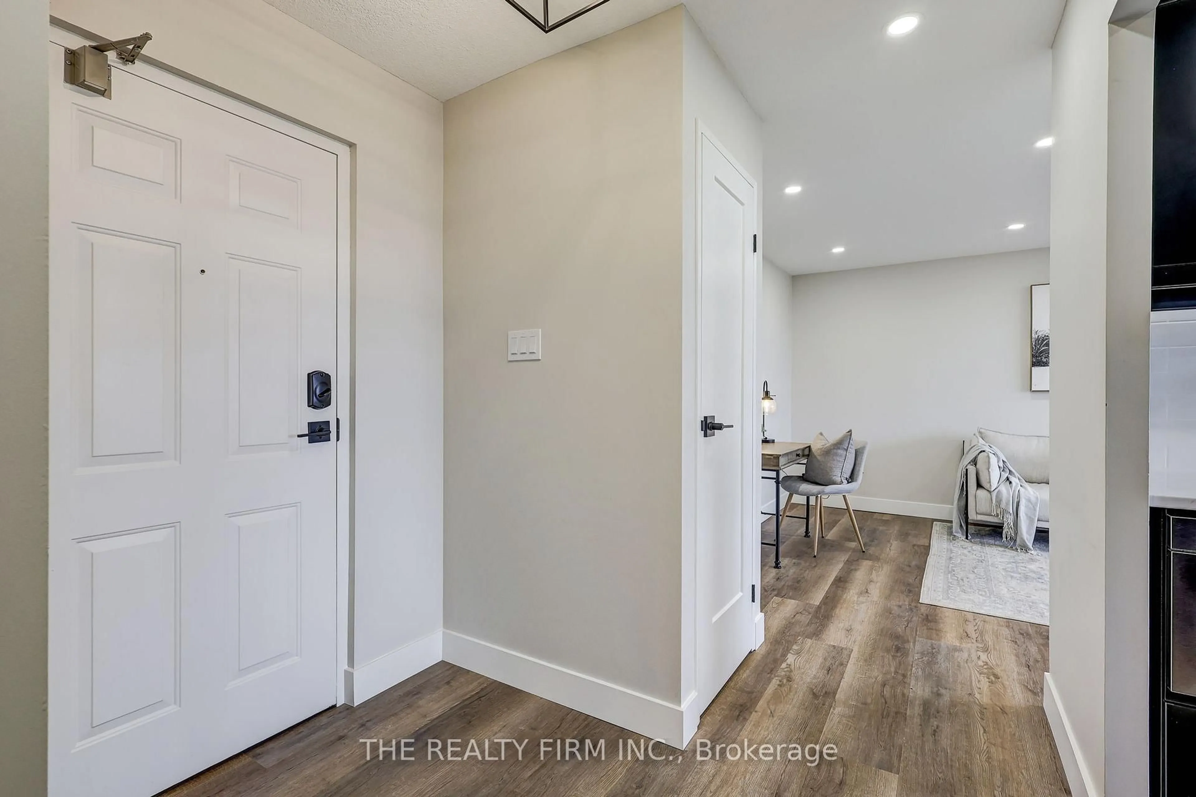 Indoor entryway for 135 baseline Rd #910, London South Ontario N6J 4W4