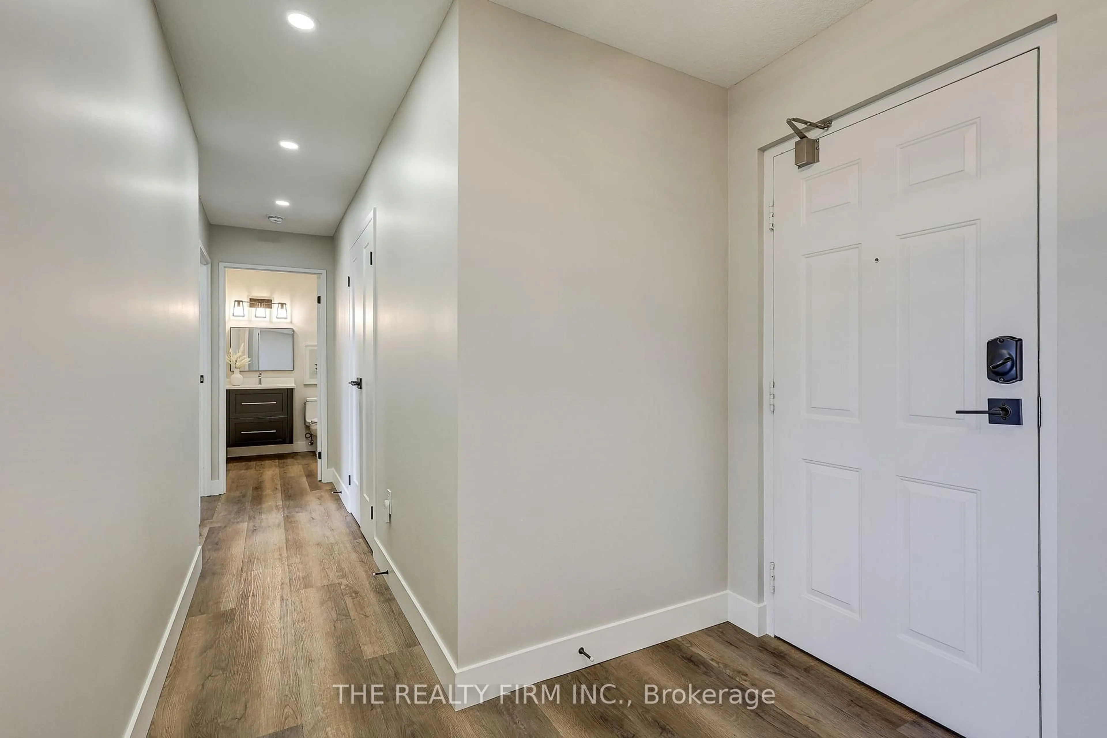 Indoor entryway for 135 baseline Rd #910, London South Ontario N6J 4W4