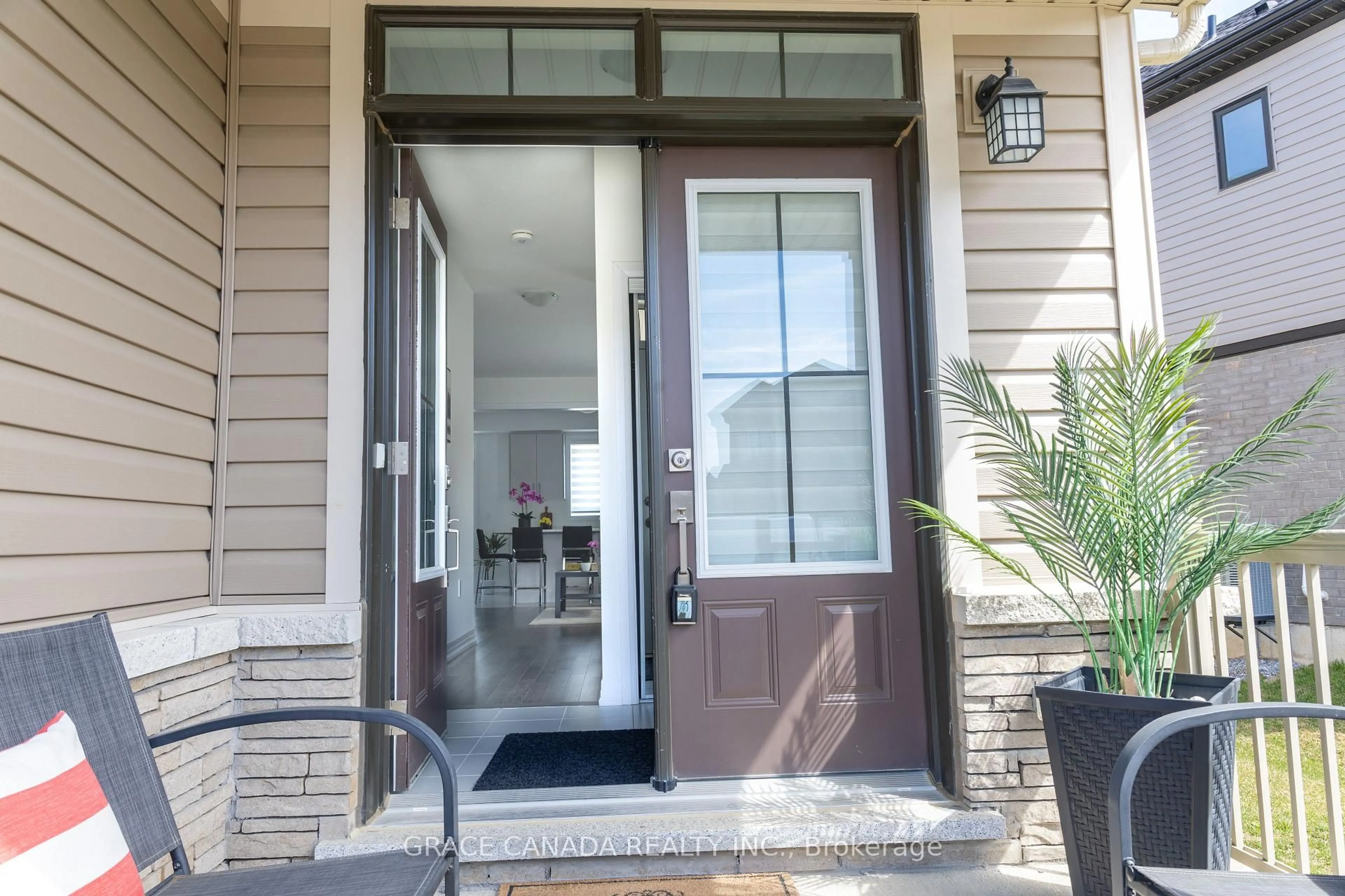 Indoor entryway for 16 Brighton Lane, Thorold Ontario L2V 0P2