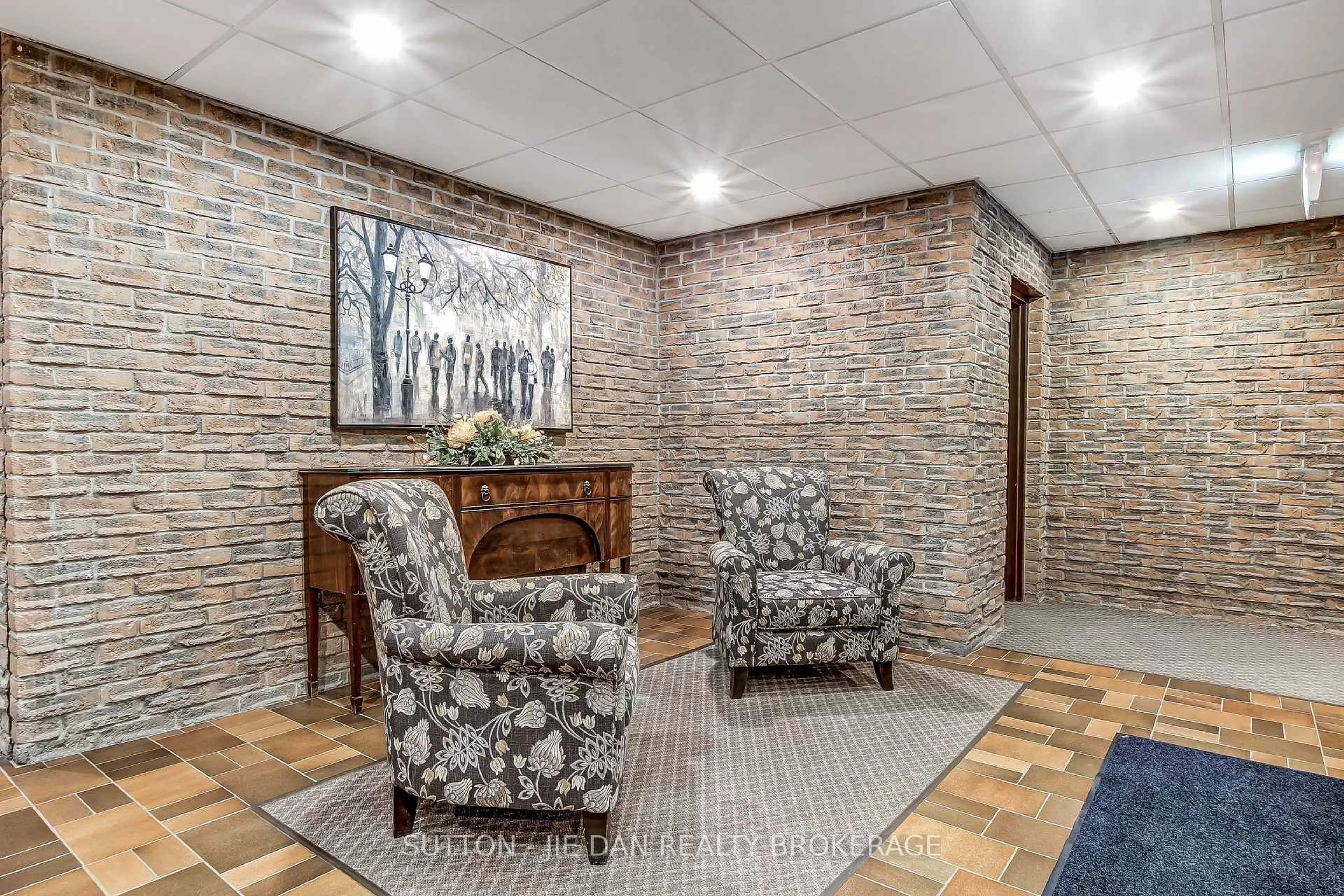 Lobby for 300 EVERGLADE Cres #214, London North Ontario N6H 4P8