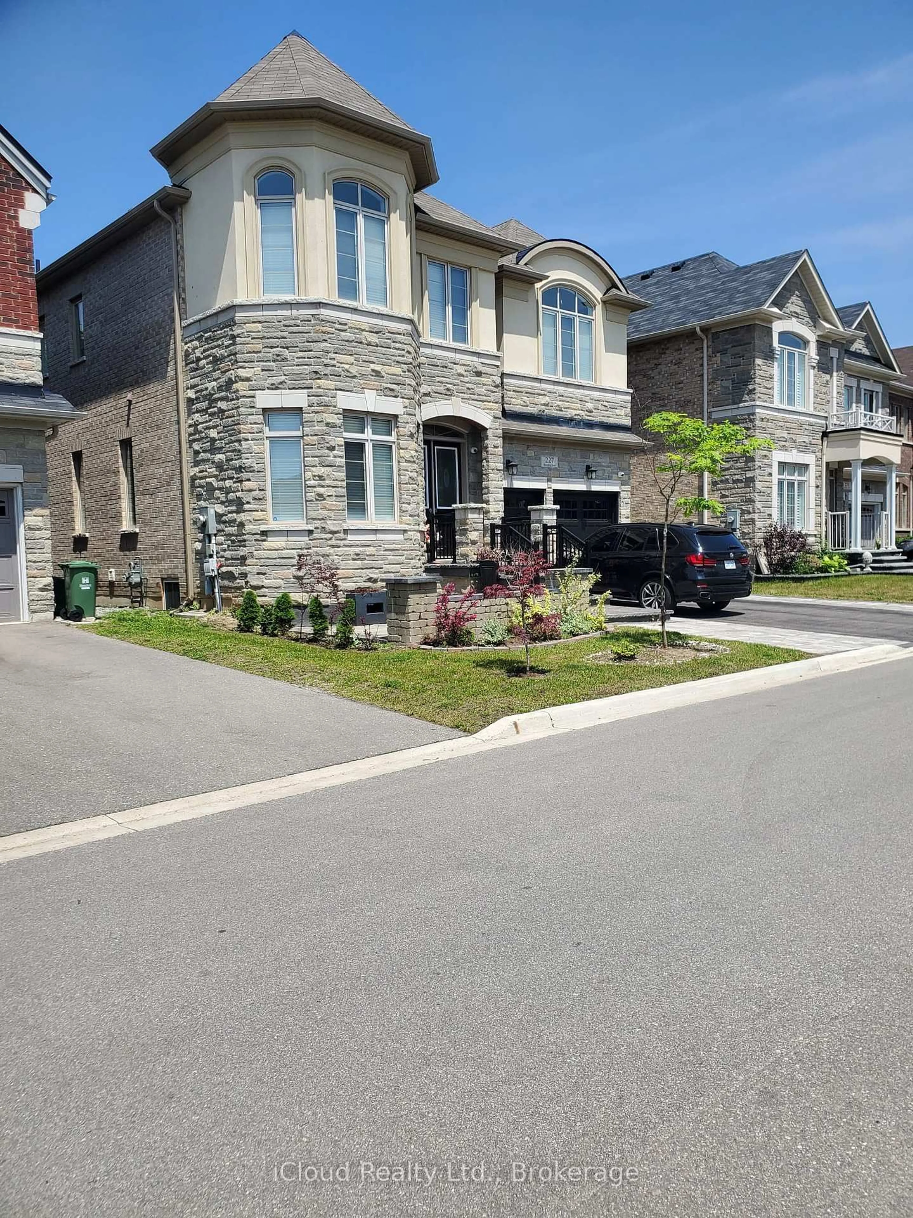 Unknown for 227 Humphery St, Hamilton Ontario L8B 1X4