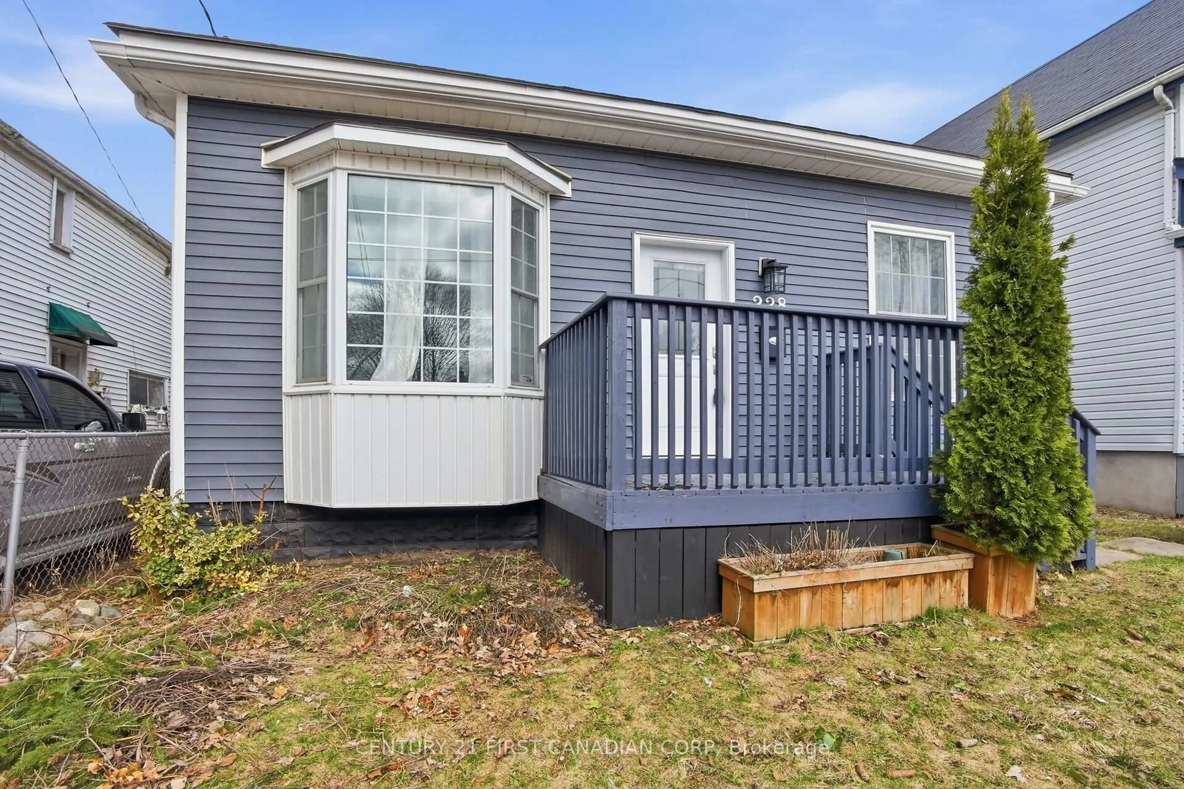 Home with vinyl exterior material, street for 228 South St, London East Ontario N6B 1B4