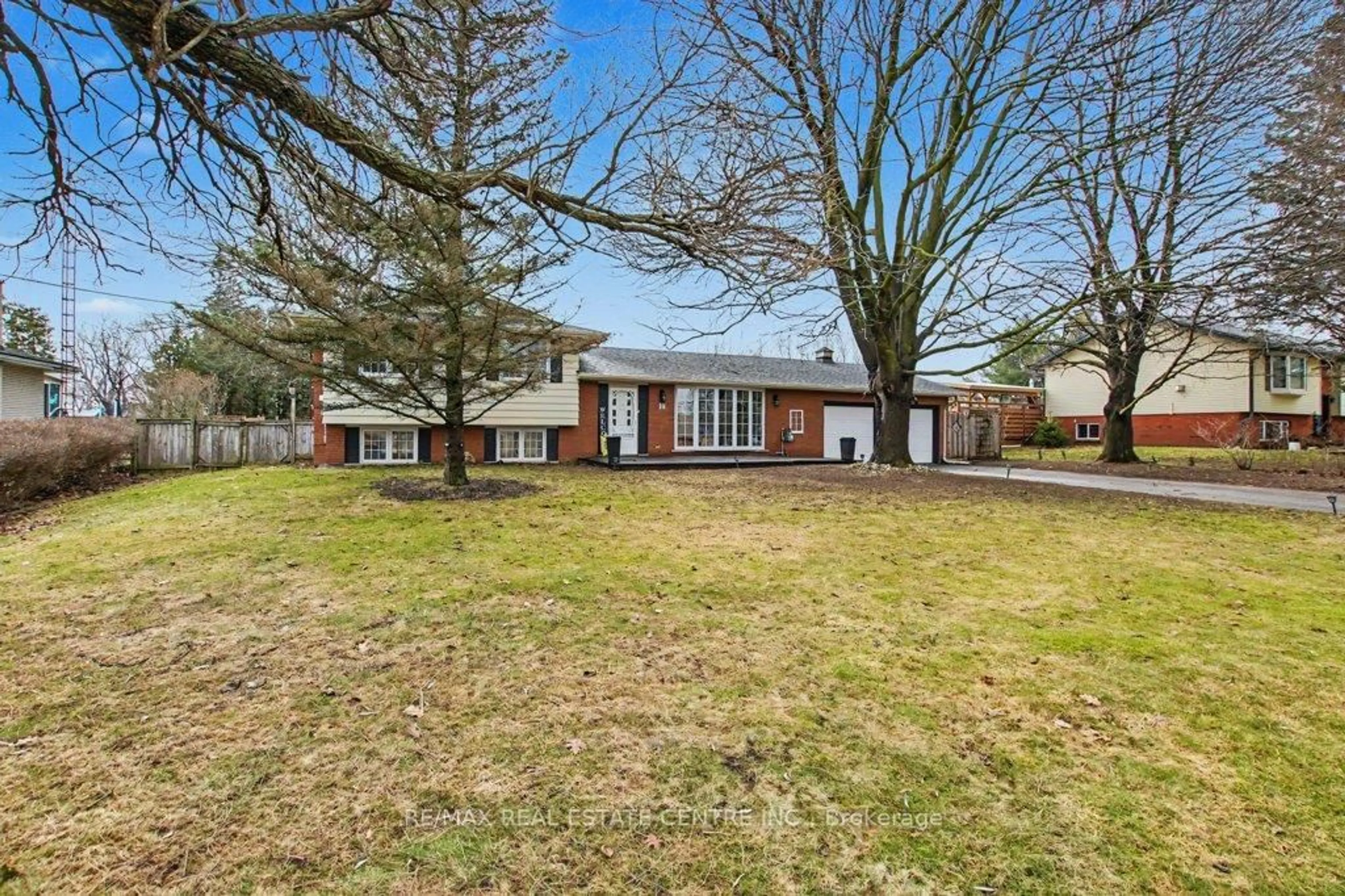 A pic from outside/outdoor area/front of a property/back of a property/a pic from drone, street for 18 6th Concession Rd, Hamilton Ontario L8B 1A2