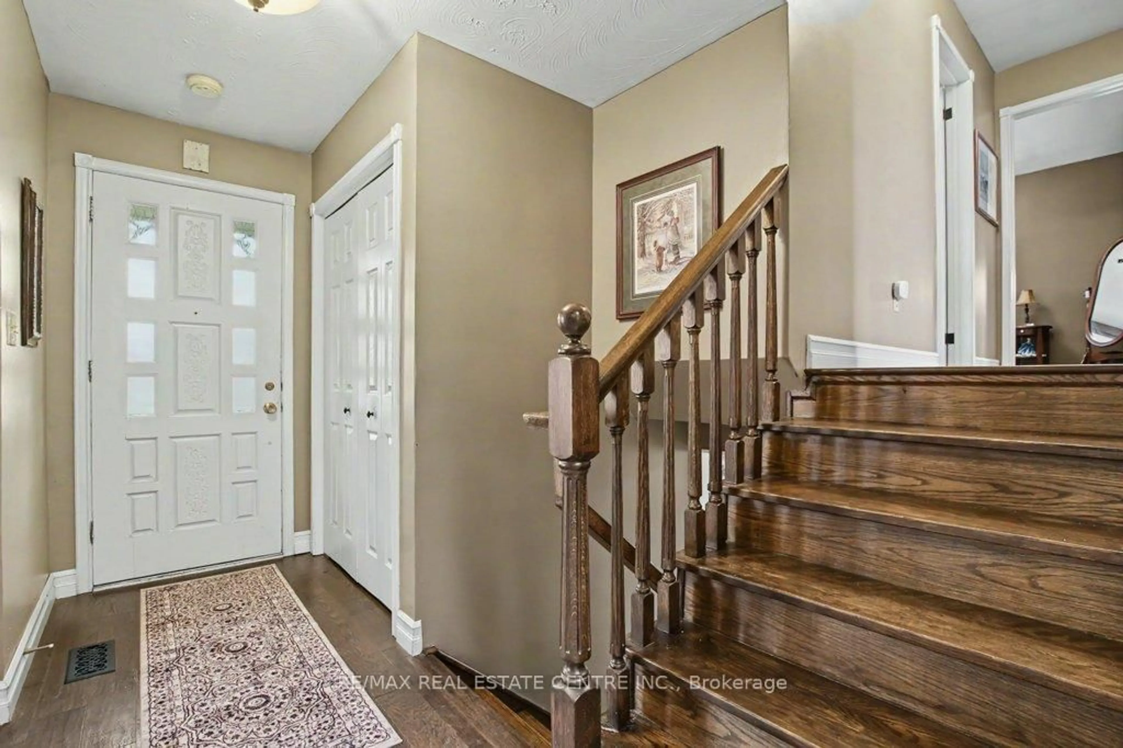 Indoor entryway for 18 6th Concession Rd, Hamilton Ontario L8B 1A2