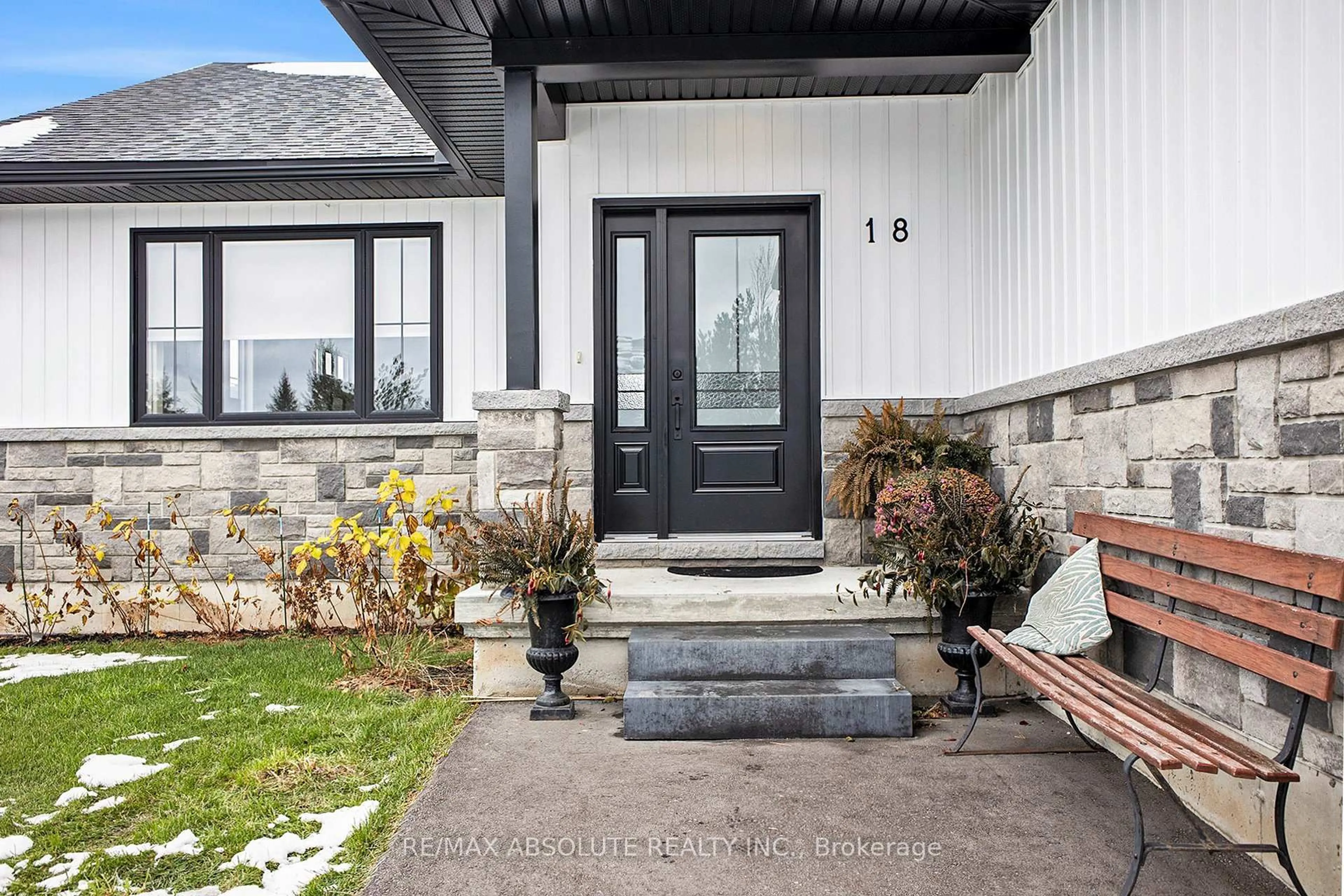 Indoor entryway for 18 Morrison Dr, Cobden Ontario K0J 1K0