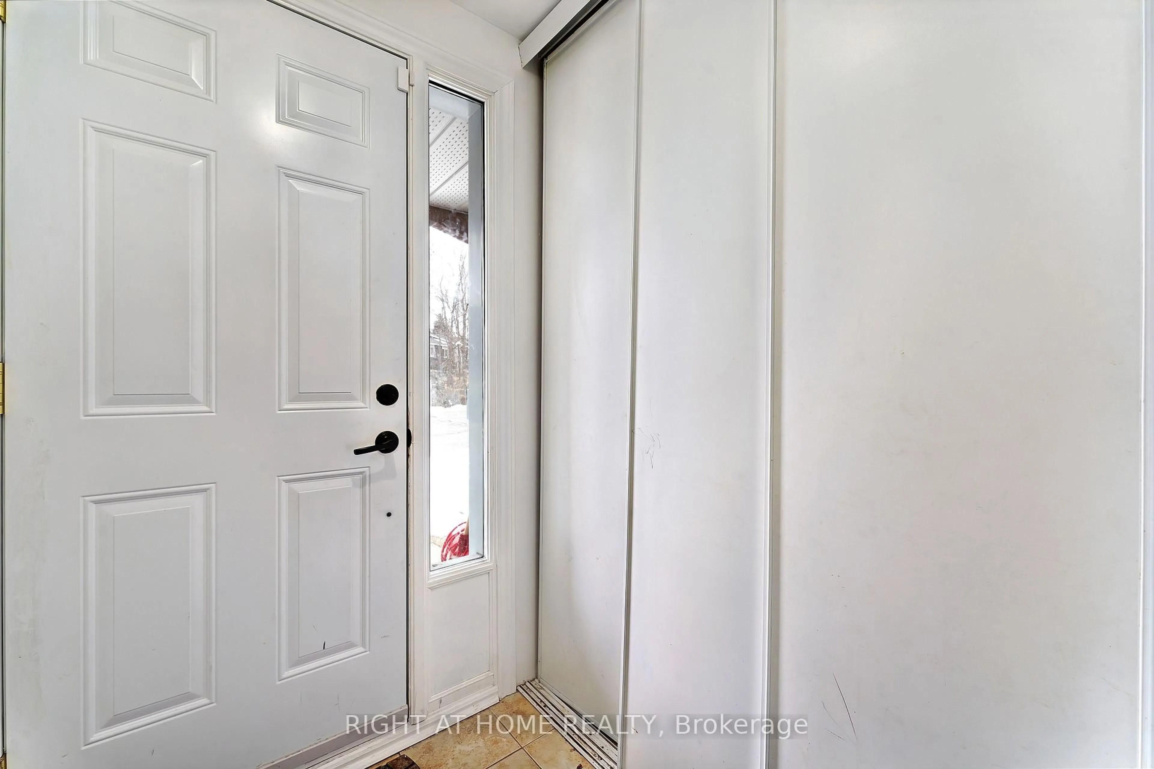 Indoor entryway for 22 ALMOND Lane, Kanata Ontario K2L 3T3