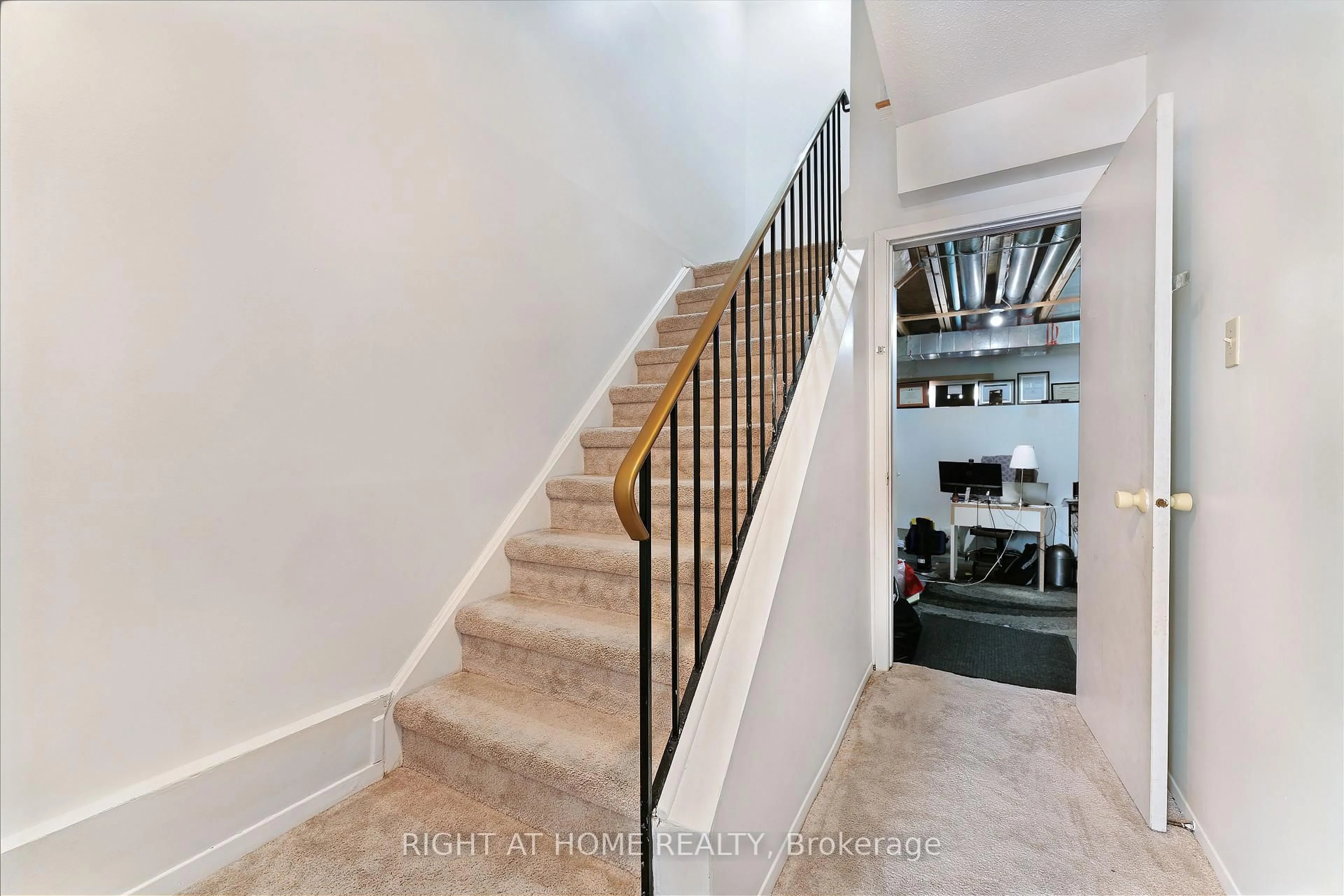 Stairs for 22 ALMOND Lane, Kanata Ontario K2L 3T3