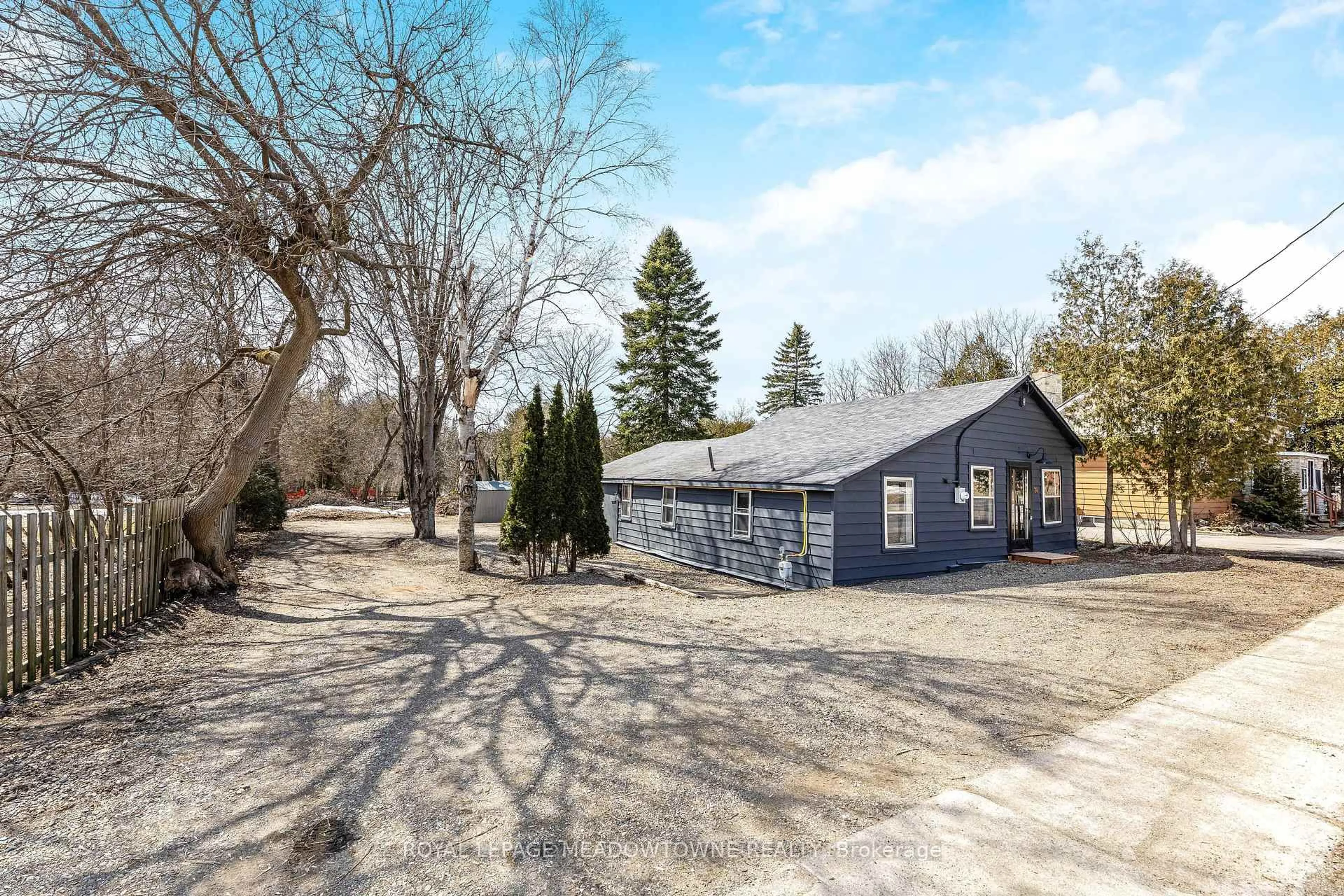 A pic from outside/outdoor area/front of a property/back of a property/a pic from drone, street for 24 Trafalgar Rd, Erin Ontario N0B 1Z0