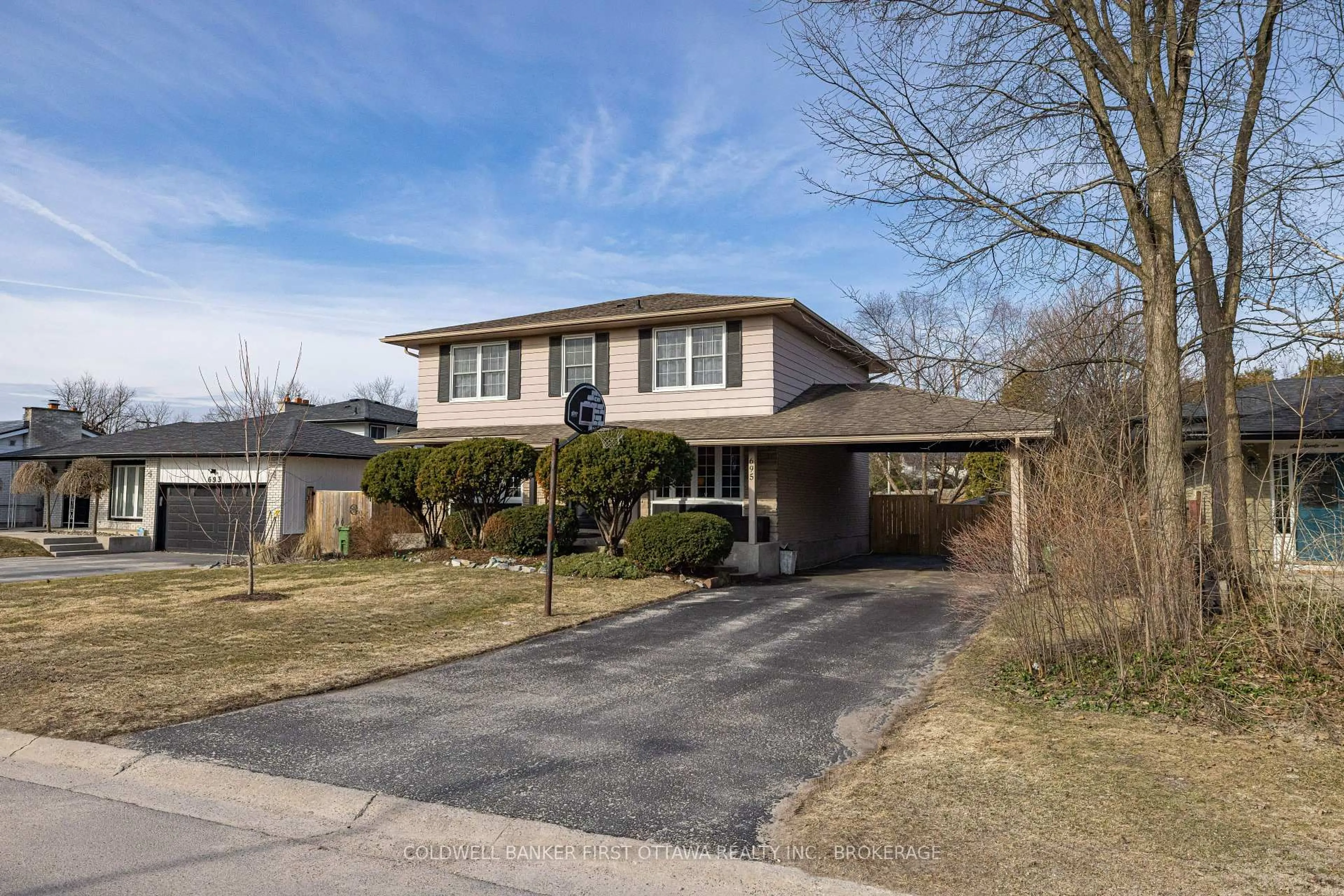 Unknown for 695 Laidlaw Cres, Kingston Ontario K7M 5M3