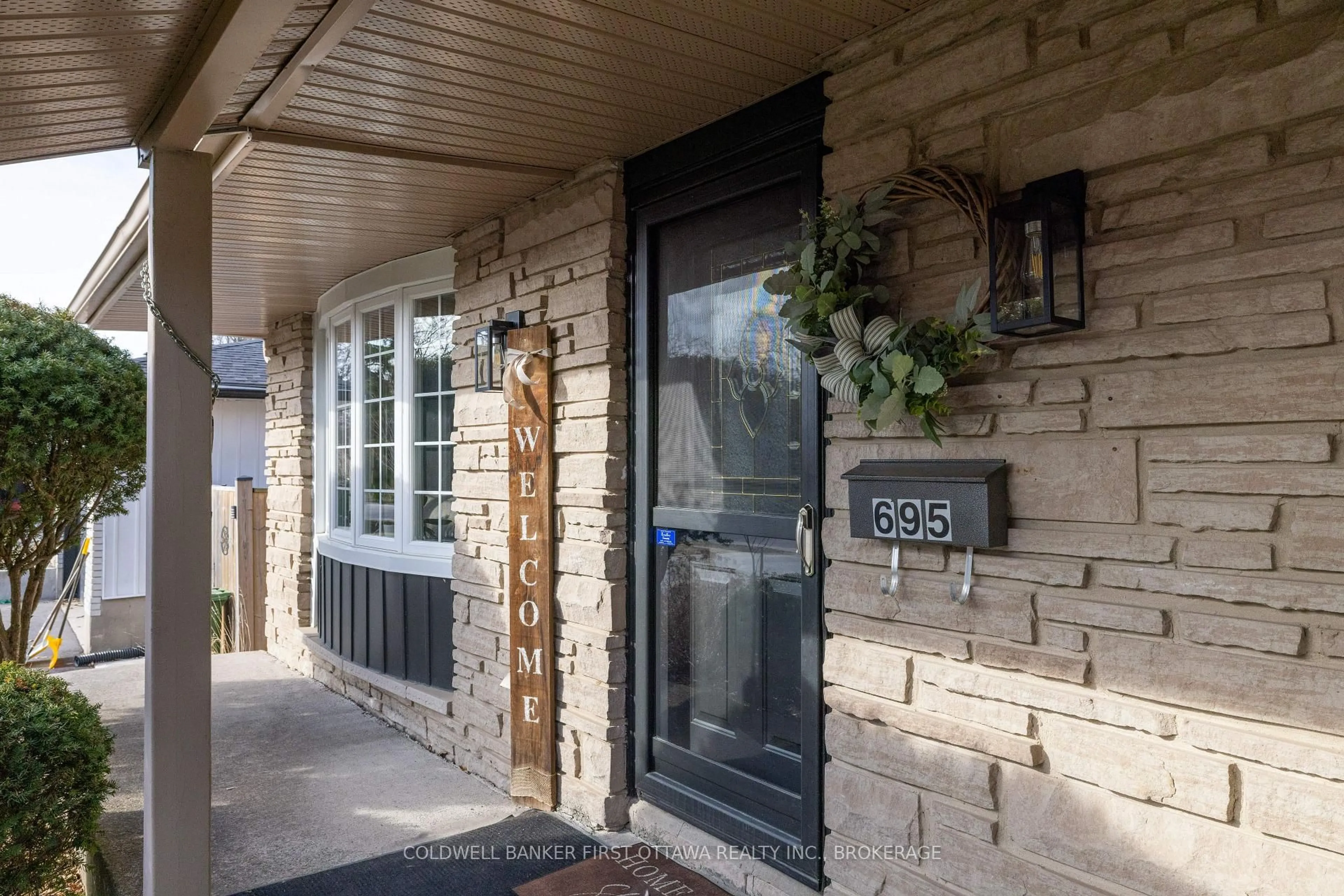 Indoor entryway for 695 Laidlaw Cres, Kingston Ontario K7M 5M3