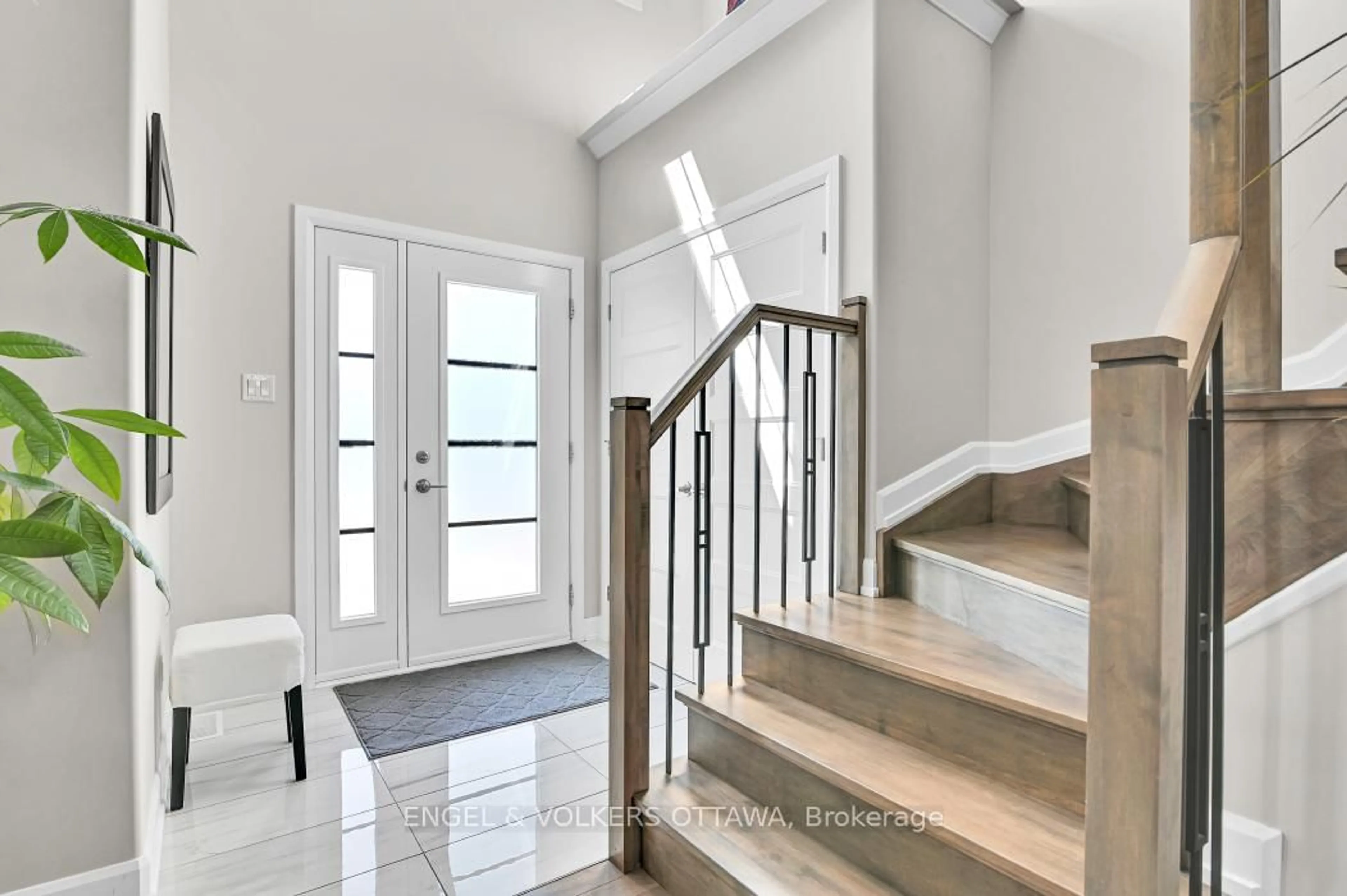 Indoor entryway for 313 St Tropez St, Russell Ontario K0A 1W0