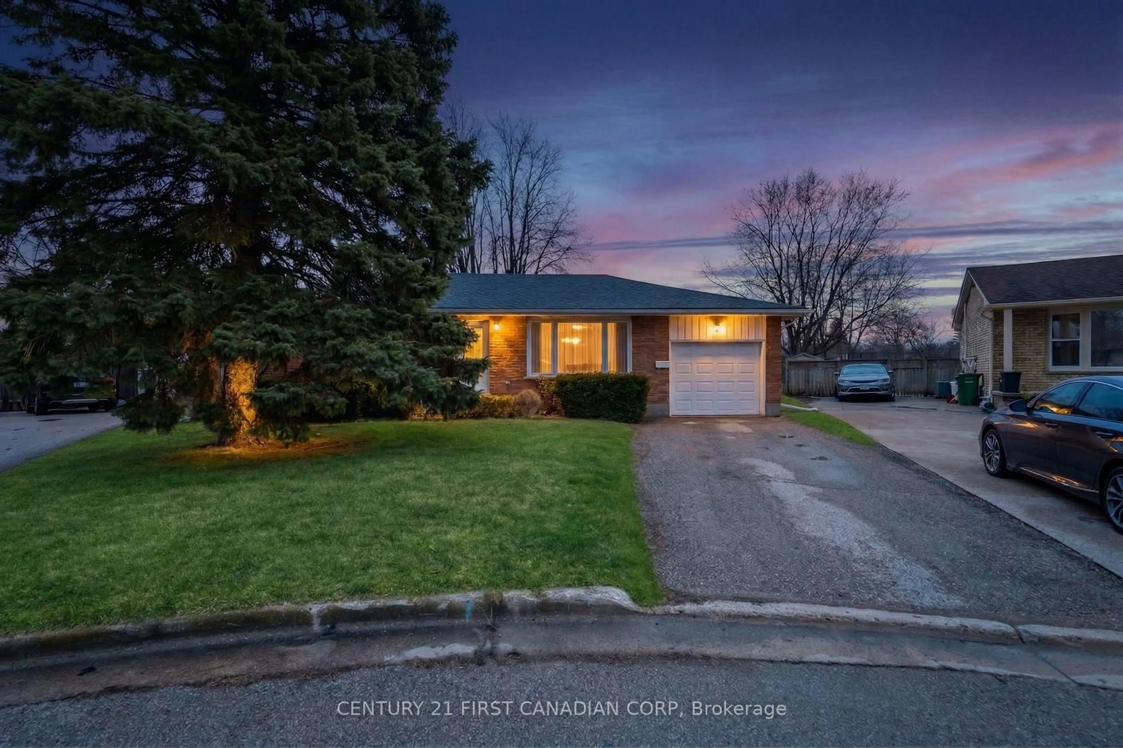 A pic from outside/outdoor area/front of a property/back of a property/a pic from drone, street for 7 Howard Pl, St. Thomas Ontario N5R 1E8