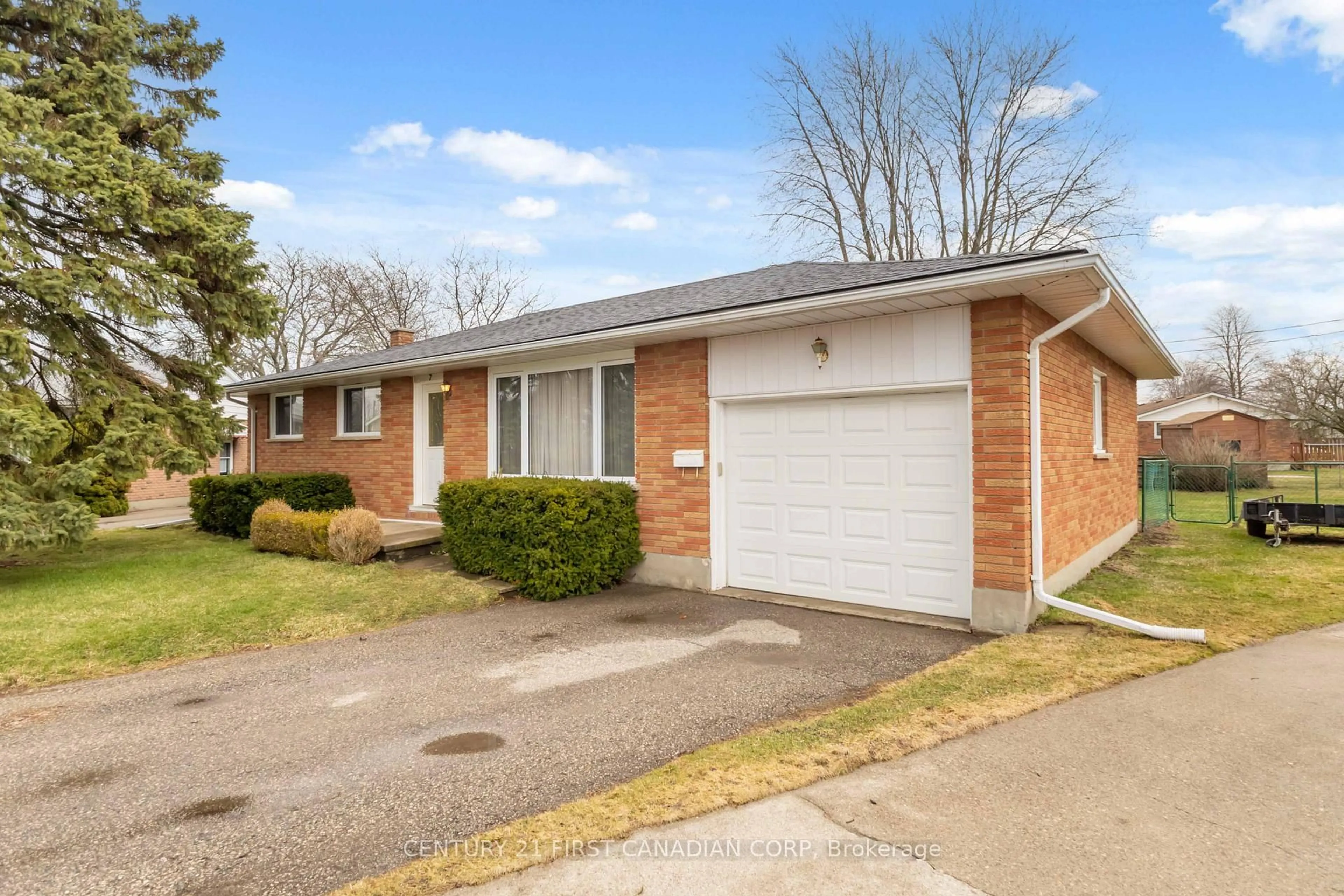 Home with brick exterior material, street for 7 Howard Pl, St. Thomas Ontario N5R 1E8
