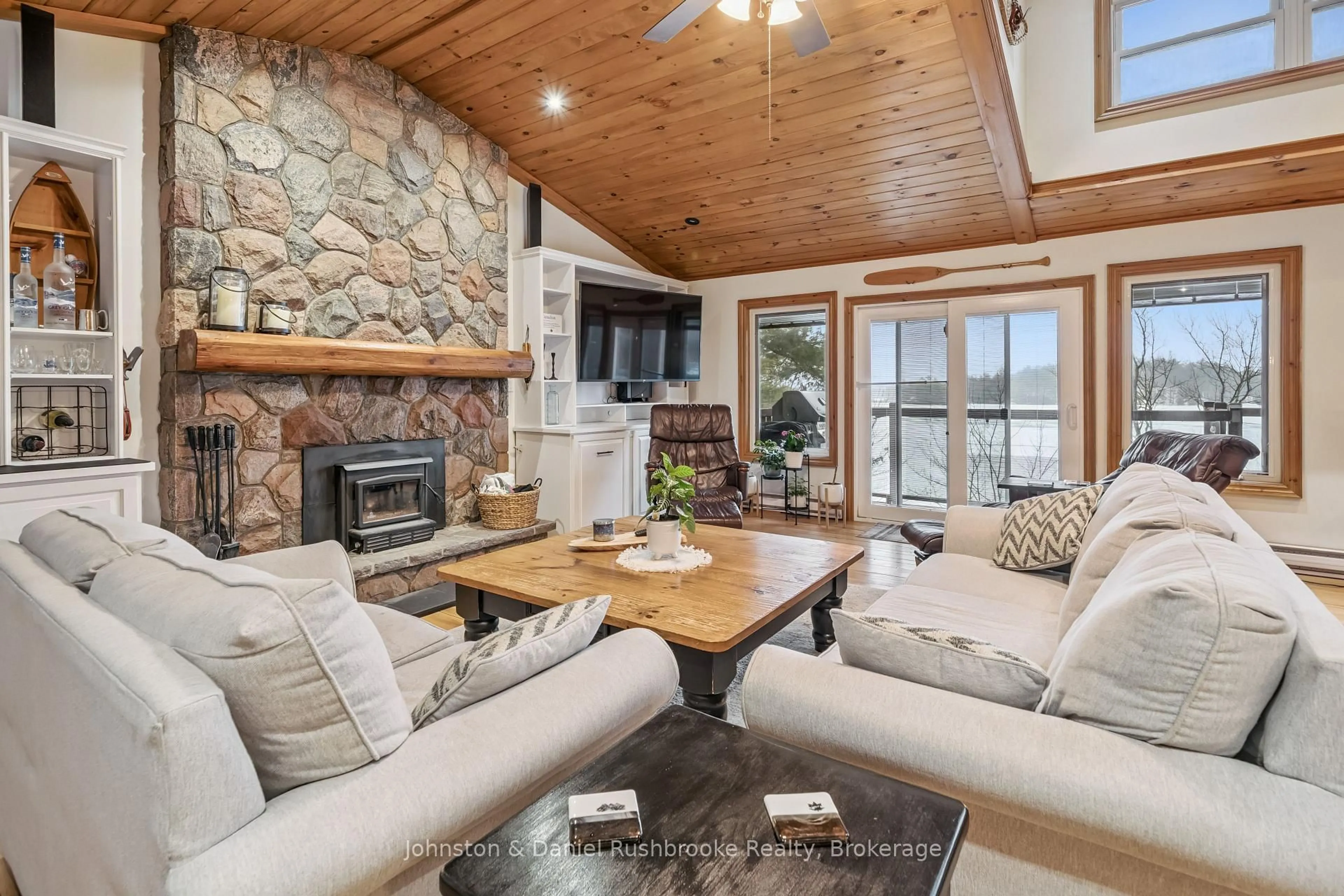 Living room with furniture, unknown for 1051 Evanswood Dr, Gravenhurst Ontario P0E 1G0