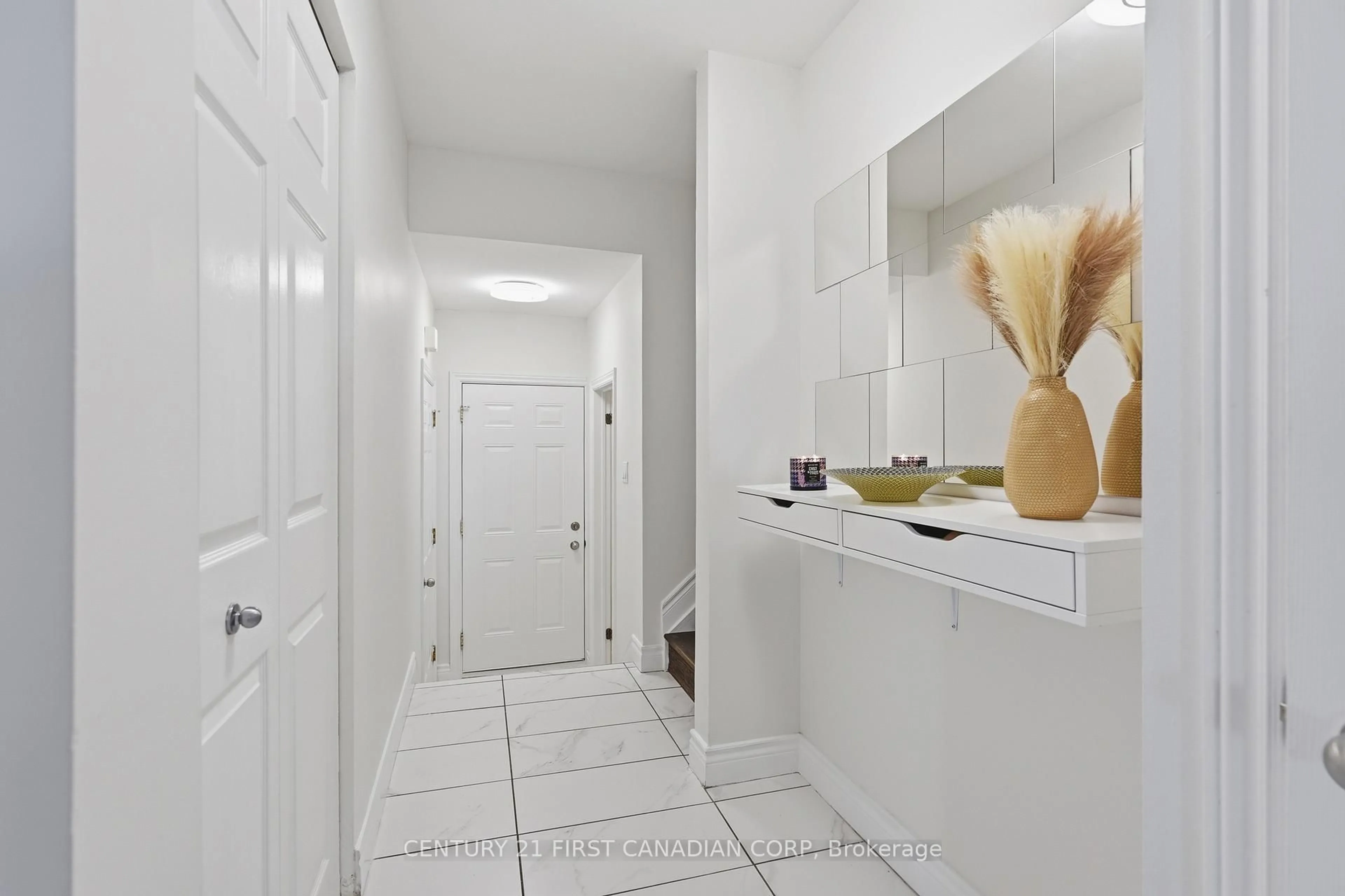 Indoor entryway for 147 DEVERON Cres #1, London South Ontario N5Z 4J7