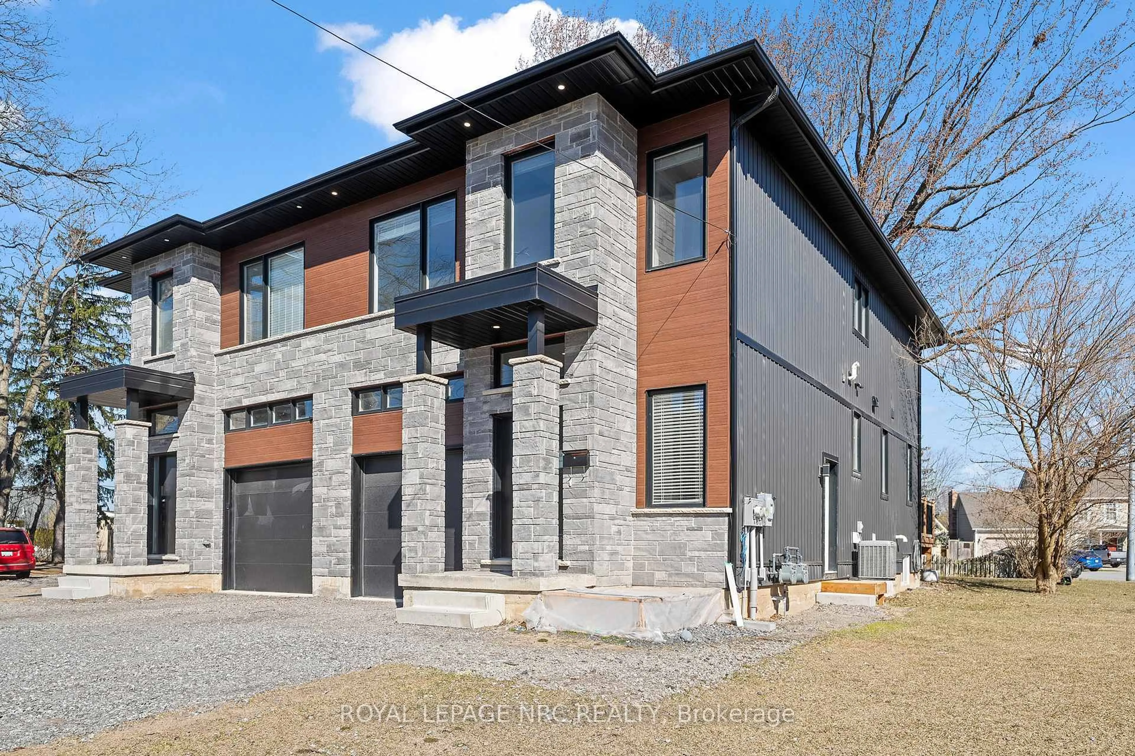 Home with brick exterior material, street for 668 Quaker Rd, Welland Ontario L3C 3H2