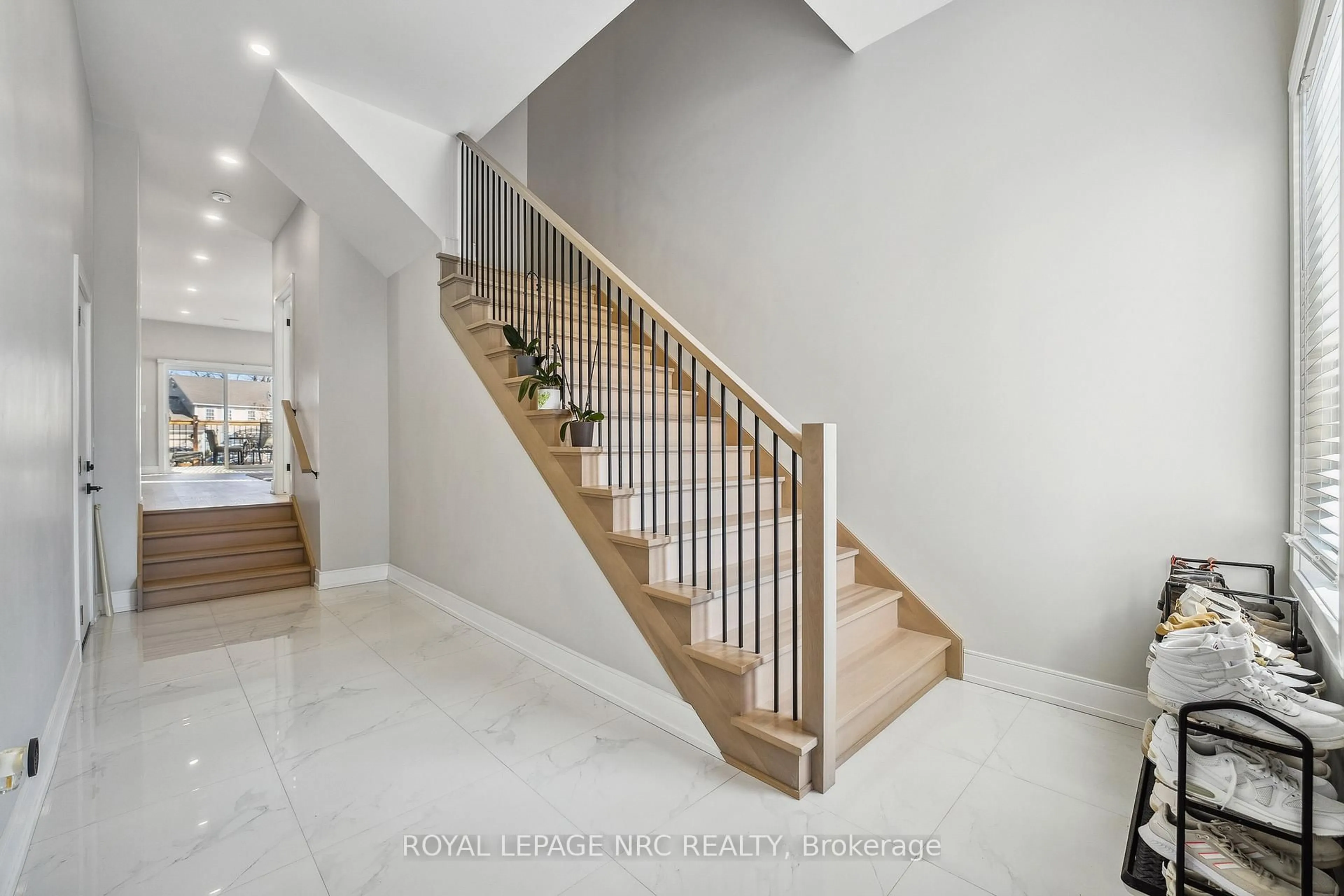Stairs for 668 Quaker Rd, Welland Ontario L3C 3H2