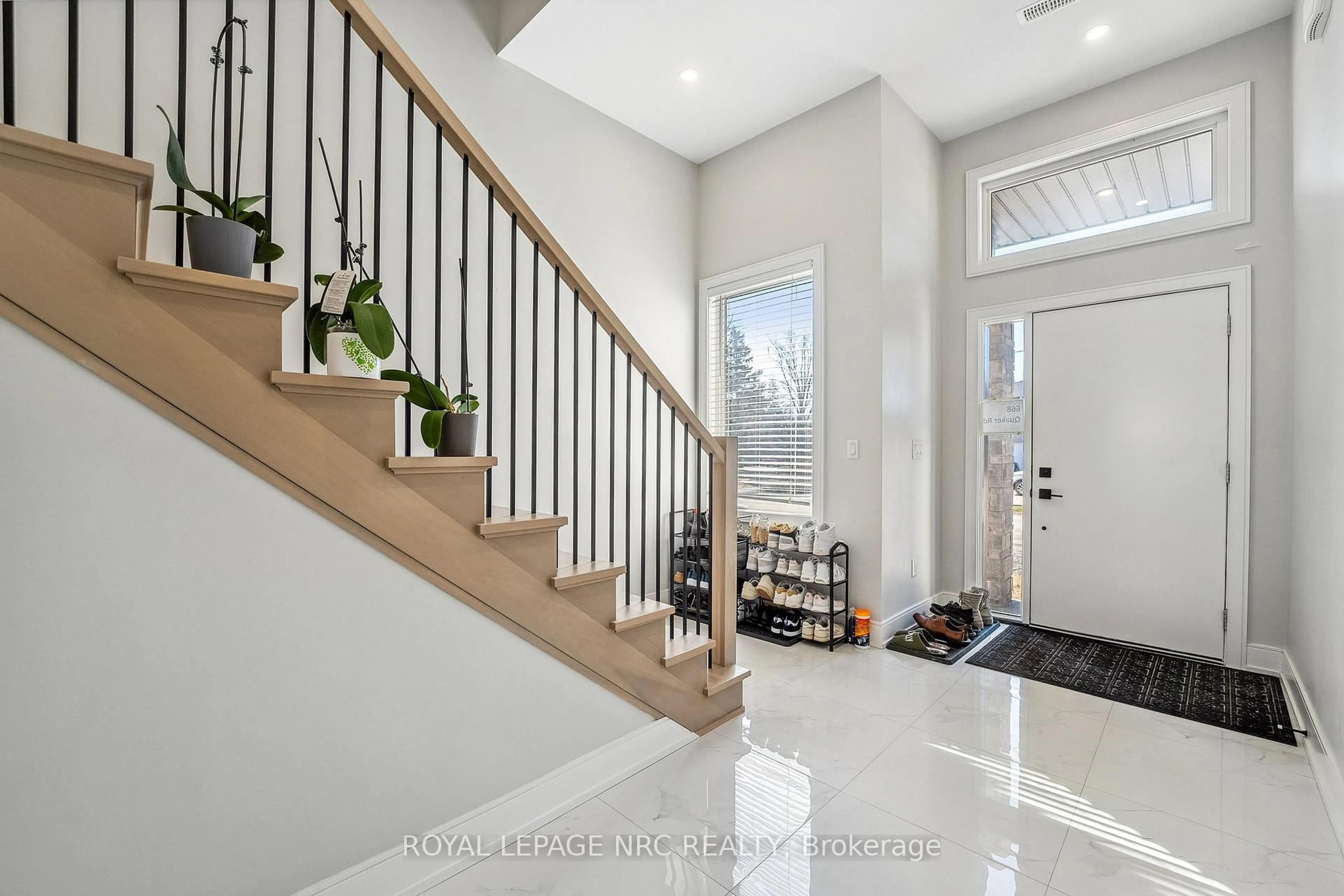 Indoor entryway for 668 Quaker Rd, Welland Ontario L3C 3H2