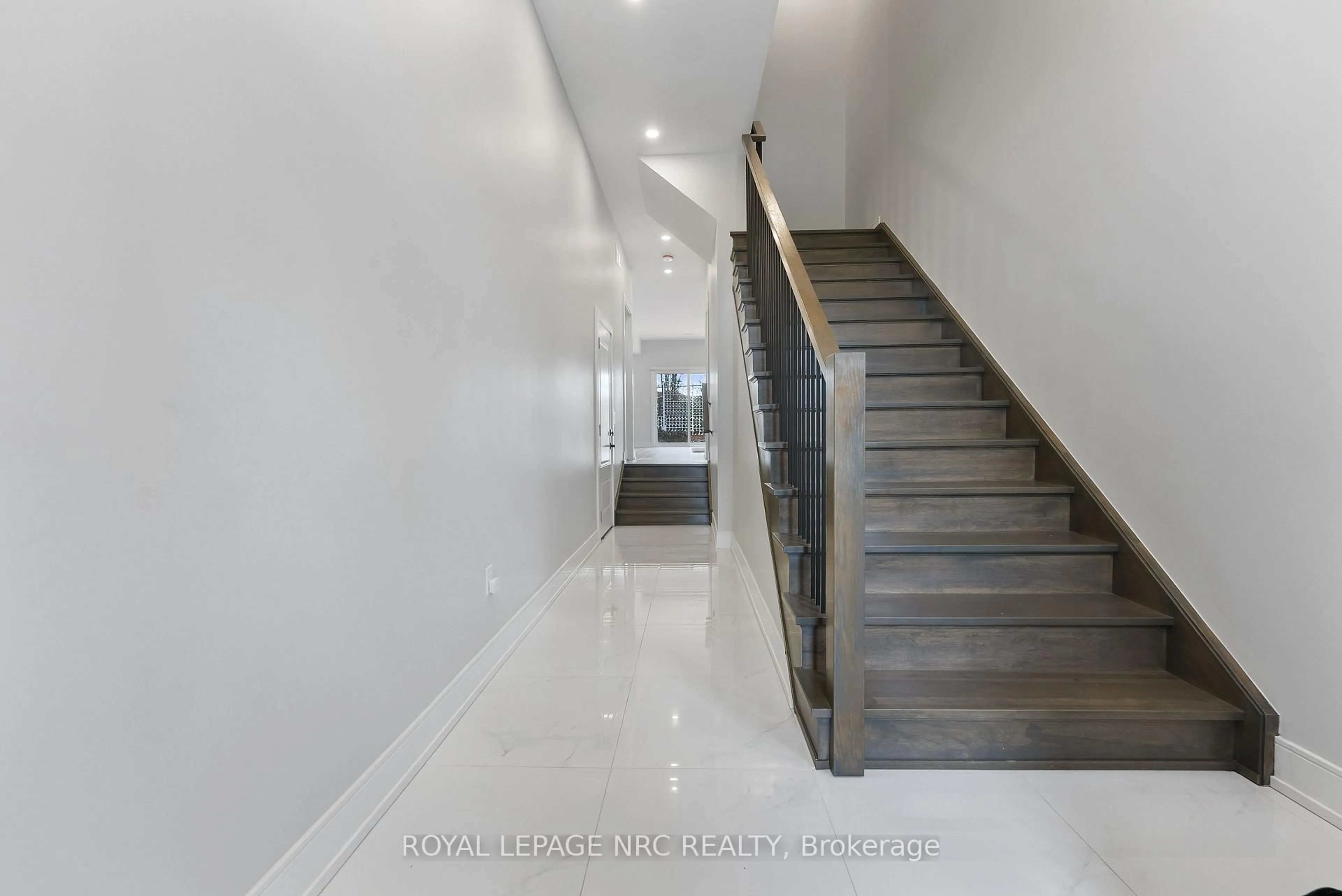 Indoor foyer for 318 River Rd, Welland Ontario L3B 2S4