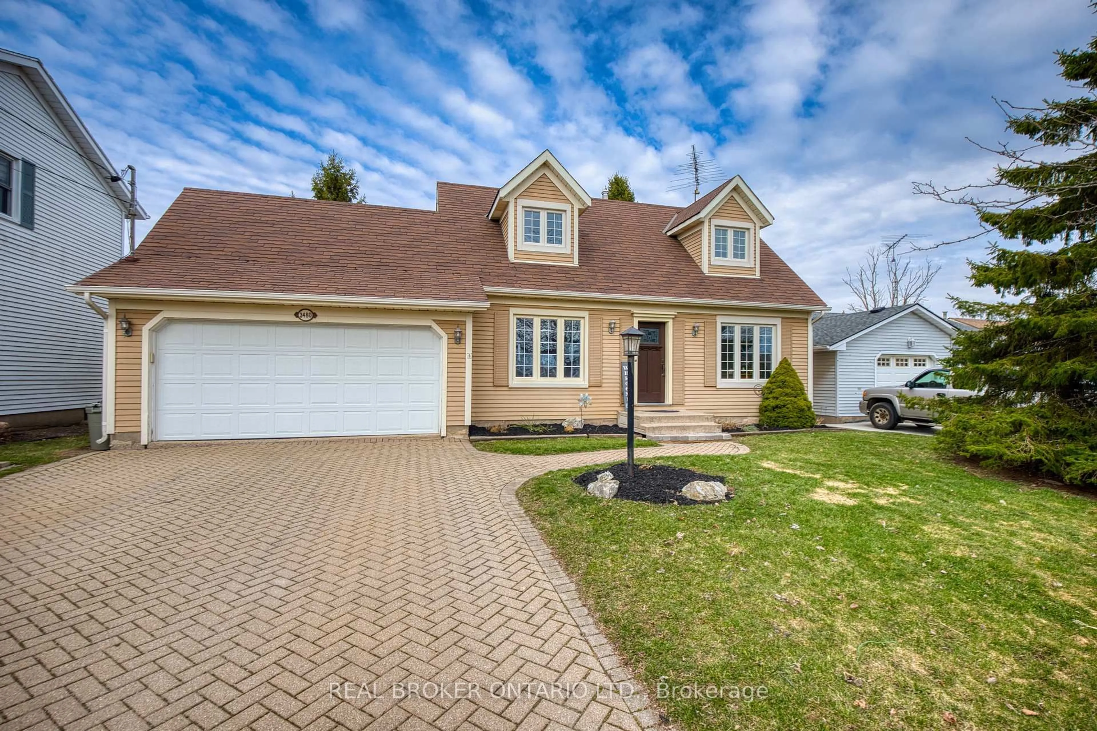 Home with vinyl exterior material, street for 3480 East Main St, Fort Erie Ontario L0S 1S0