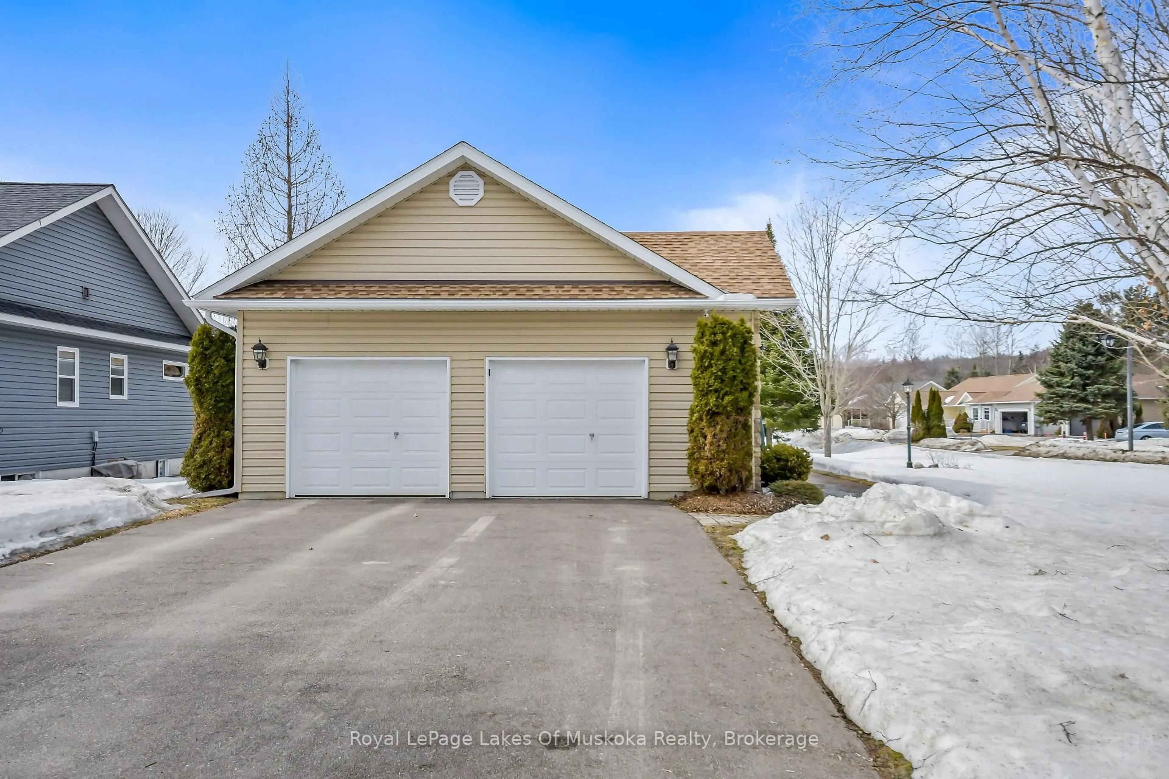 Indoor garage for 2 Inveraray Crt, Bracebridge Ontario P1L 2G8