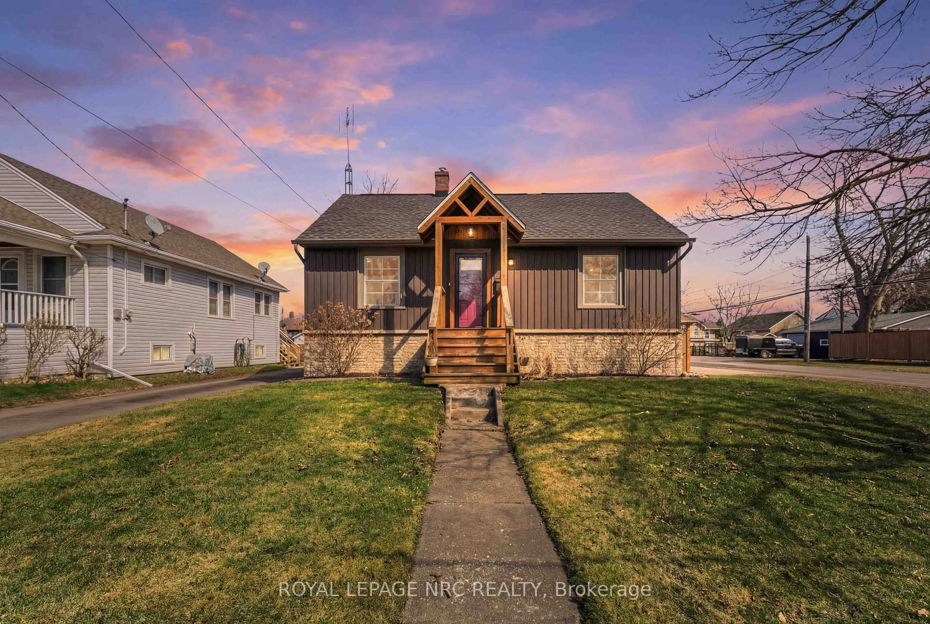 A pic from outside/outdoor area/front of a property/back of a property/a pic from drone, street for 103 Clare Ave, Port Colborne Ontario L3K 5H6