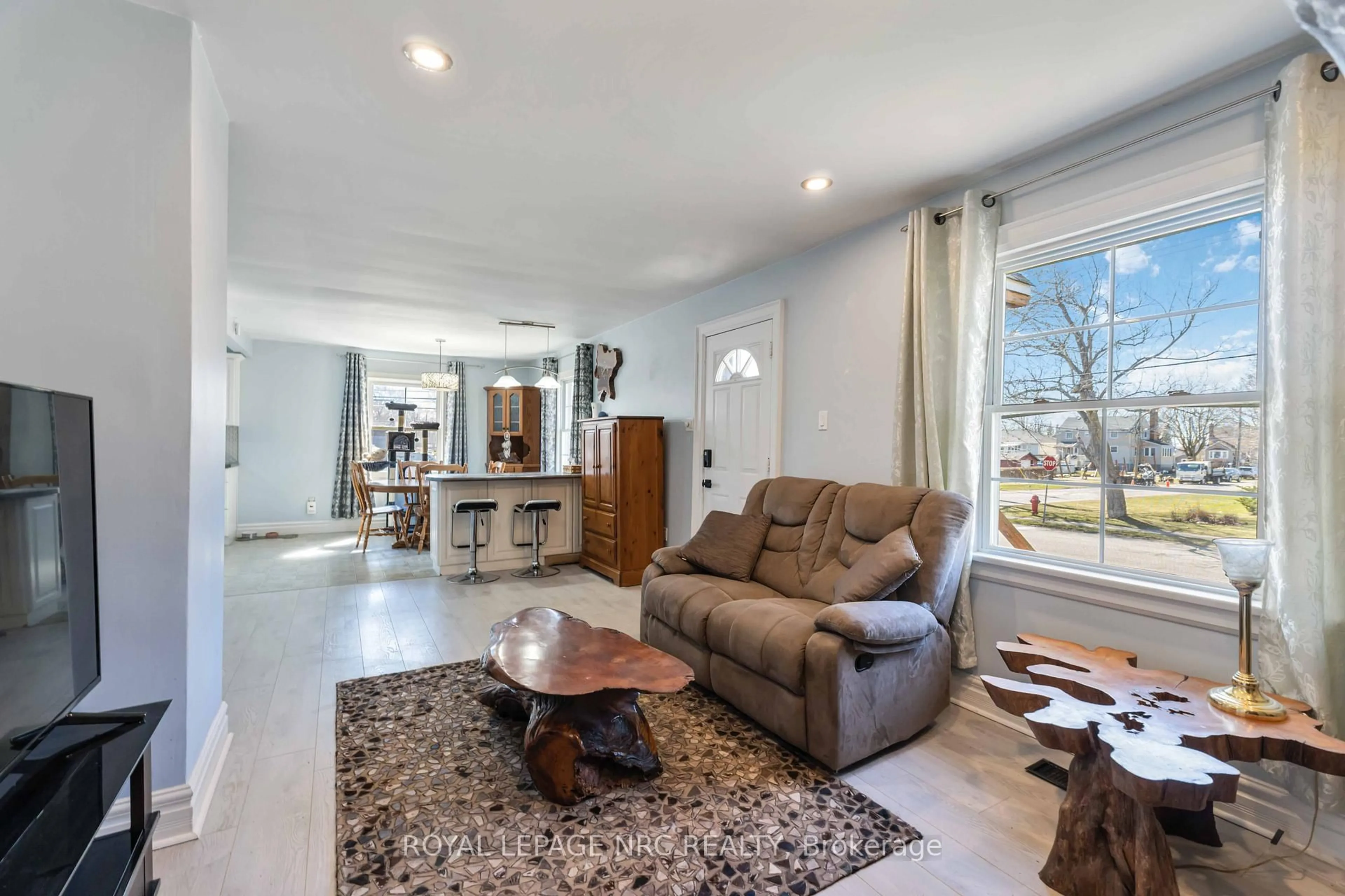 Living room with furniture, unknown for 103 Clare Ave, Port Colborne Ontario L3K 5H6