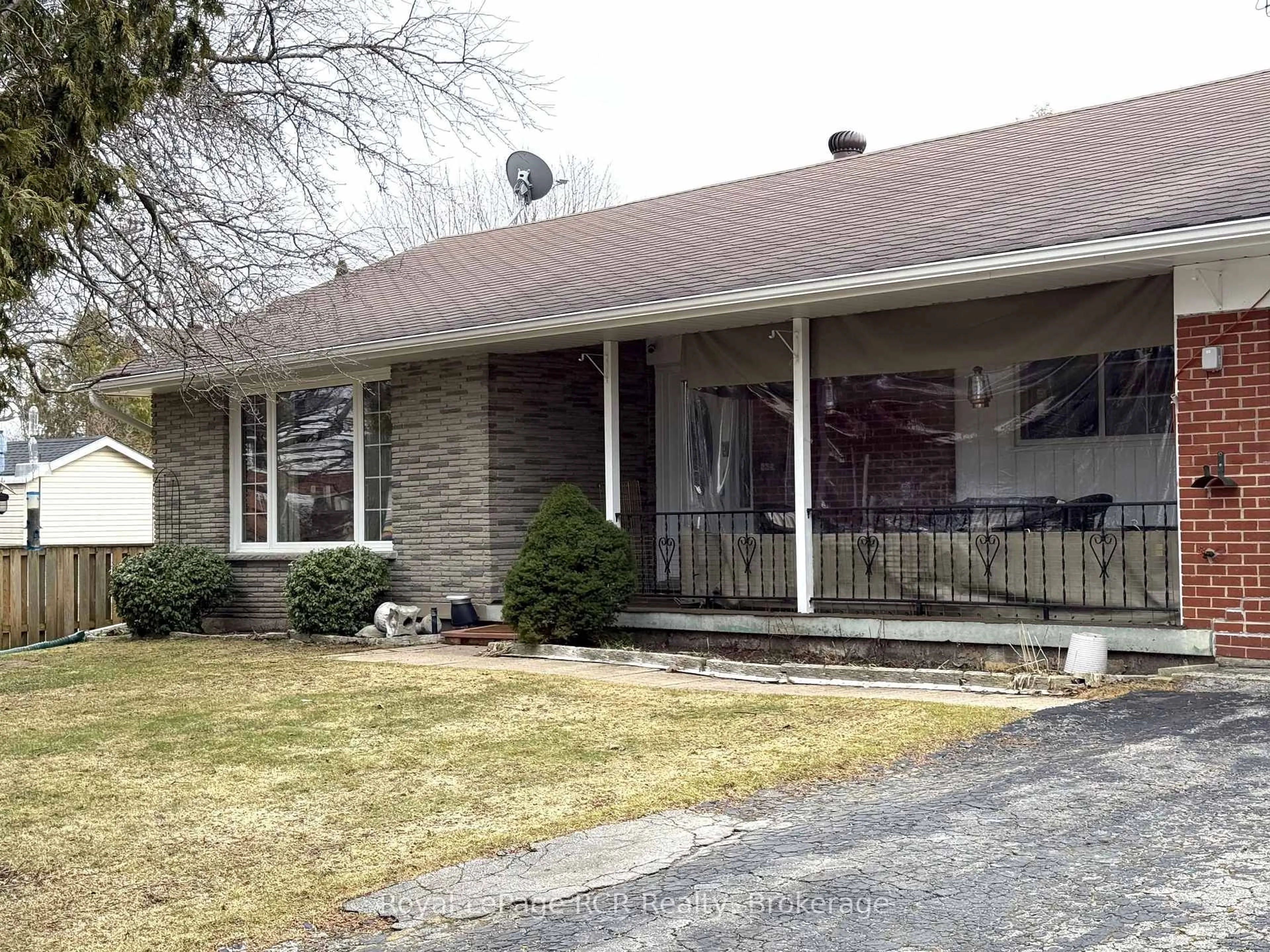 Home with vinyl exterior material, street for 665 17th St, Owen Sound Ontario N4K 2A1