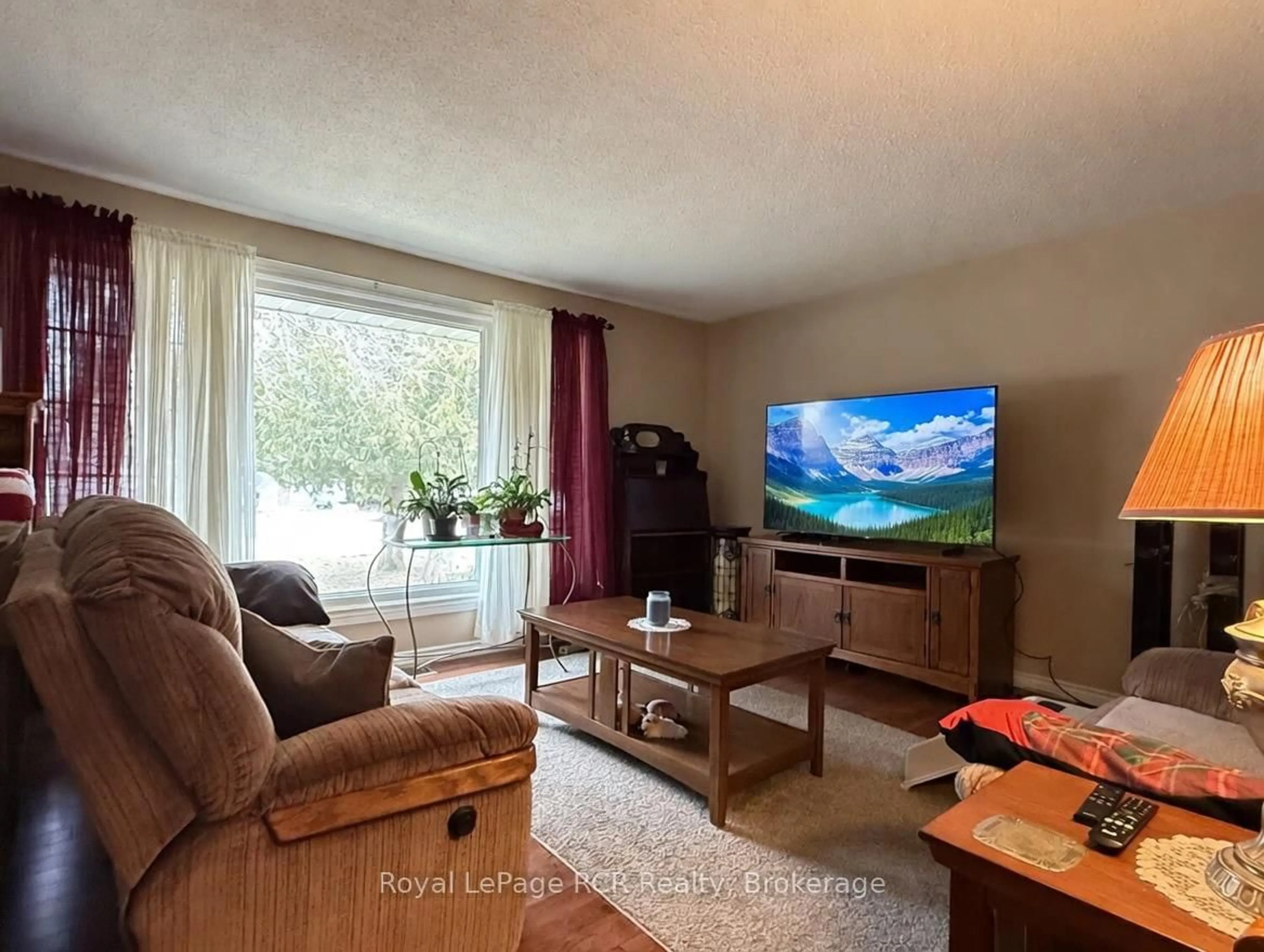 Living room with furniture, wood/laminate floor for 665 17th St, Owen Sound Ontario N4K 2A1