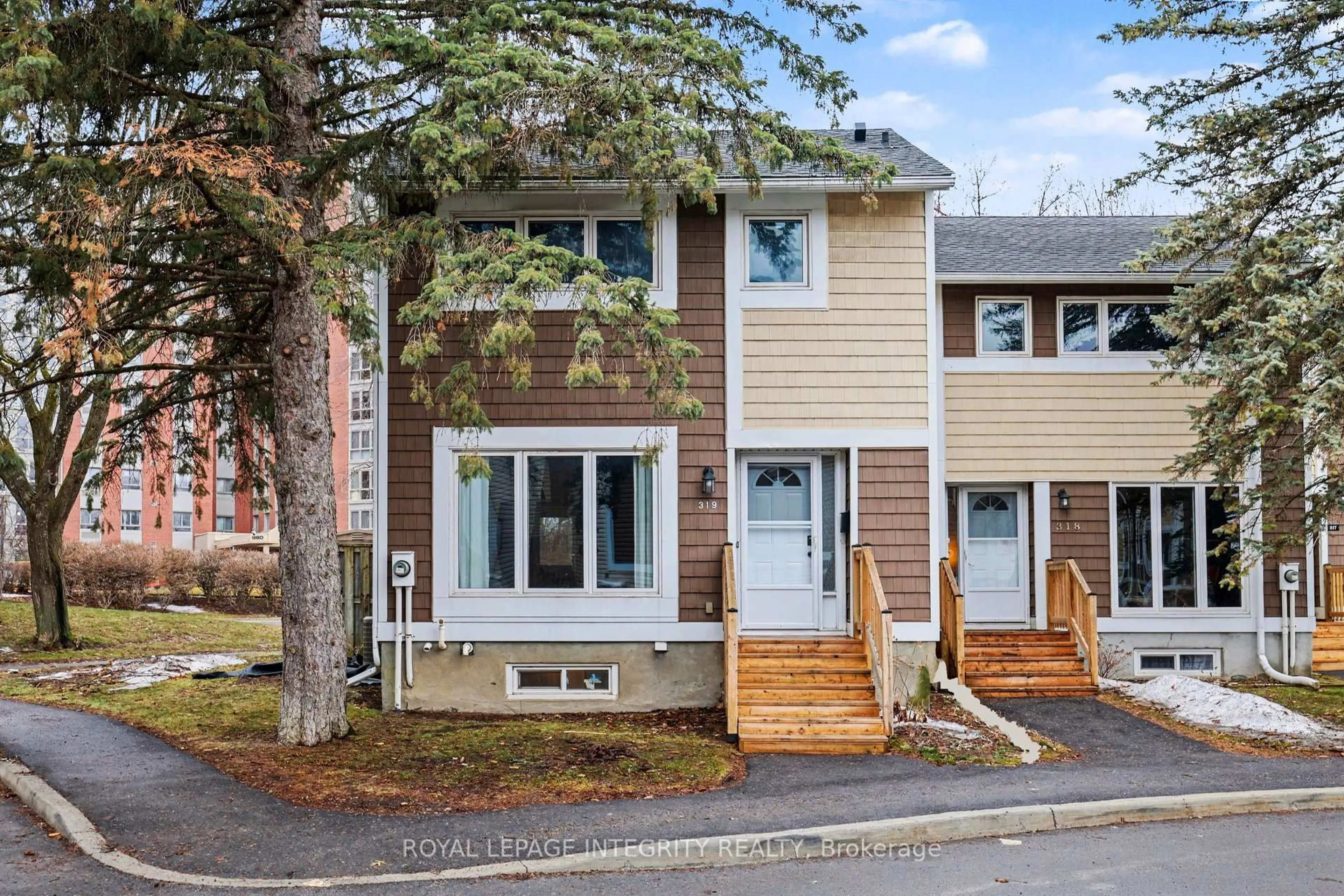 Home with vinyl exterior material, street for 319 Stowe Crt, Ottawa Ontario K2K 1Z6