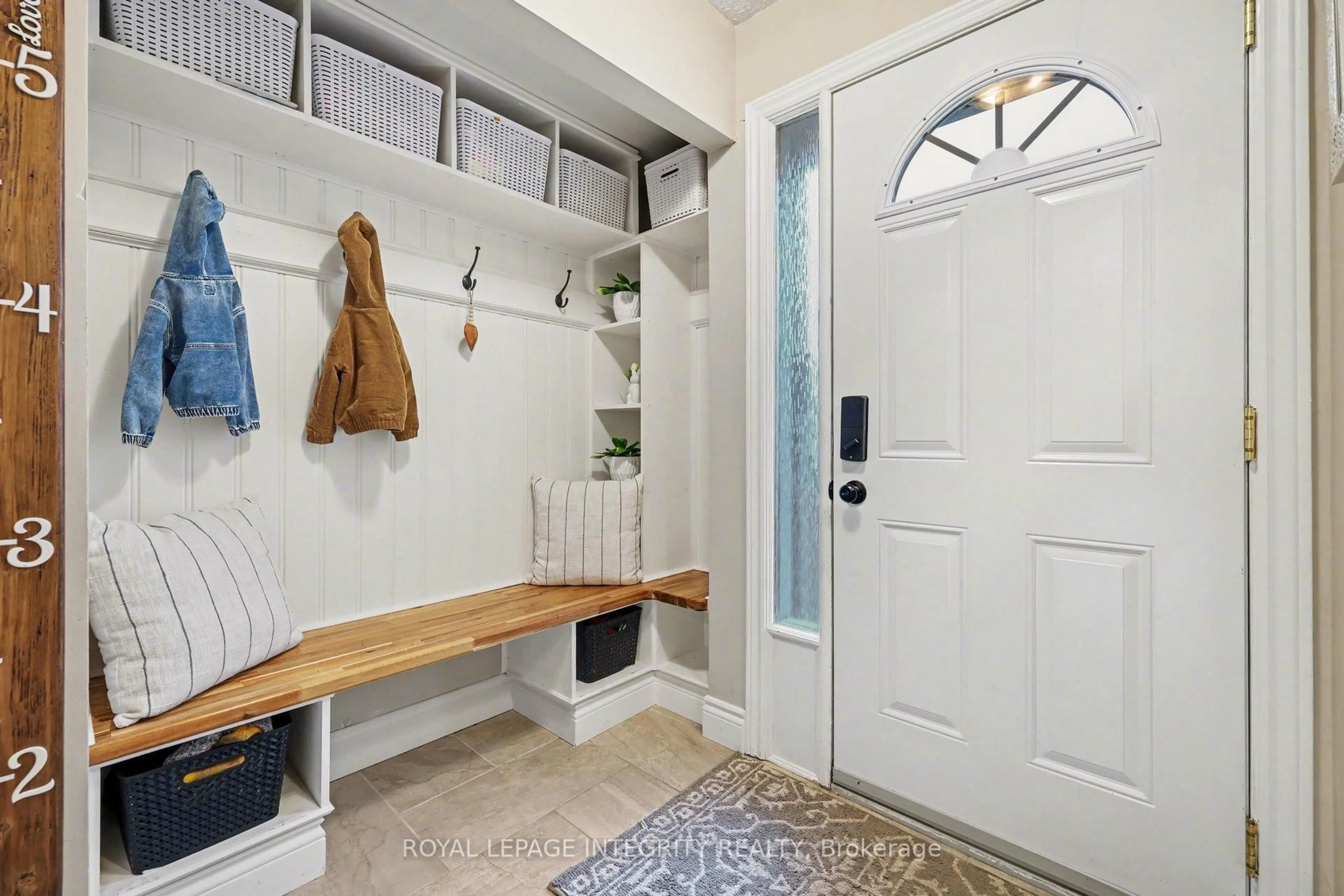 Indoor entryway for 319 Stowe Crt, Ottawa Ontario K2K 1Z6