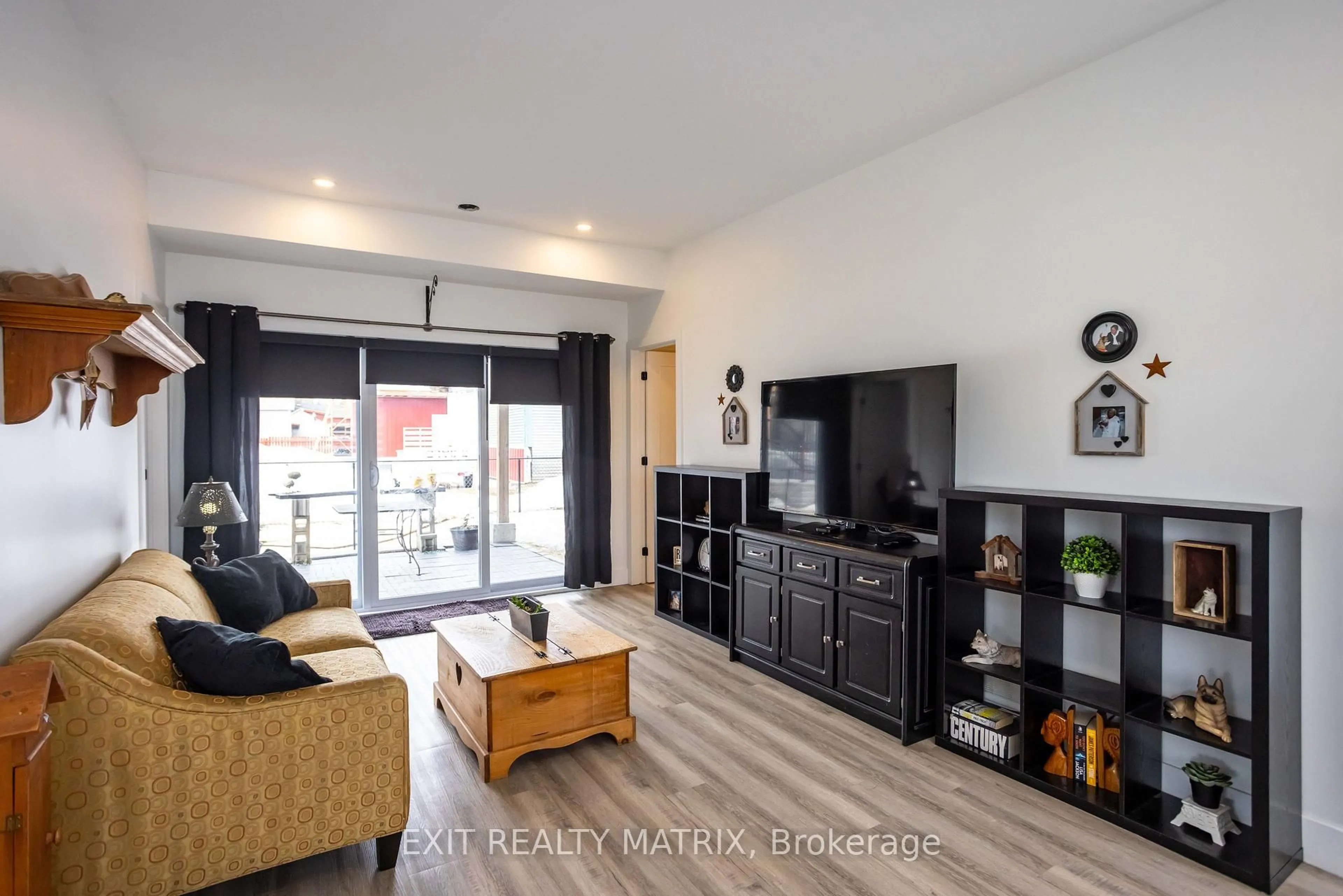 Living room with furniture, wood/laminate floor for 686 ST ISIDORE Rd, Casselman Ontario K0A 1M0