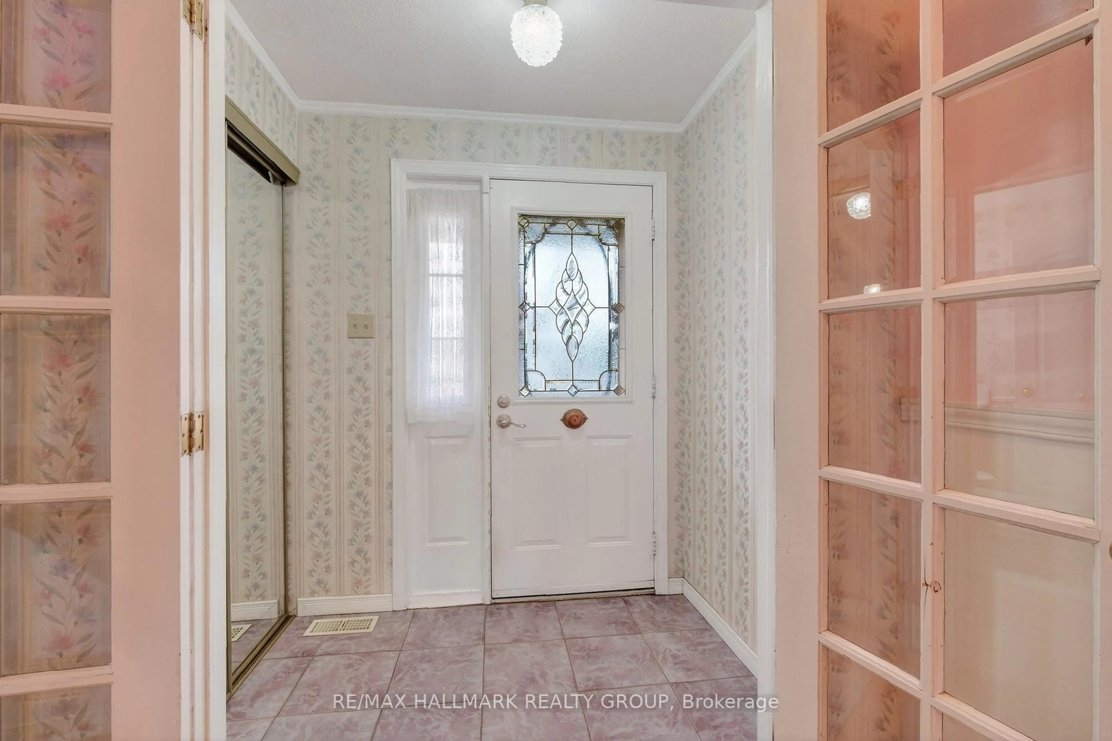 Indoor entryway for 593 Du Buisson Cres, Orleans Ontario K4A 3A4