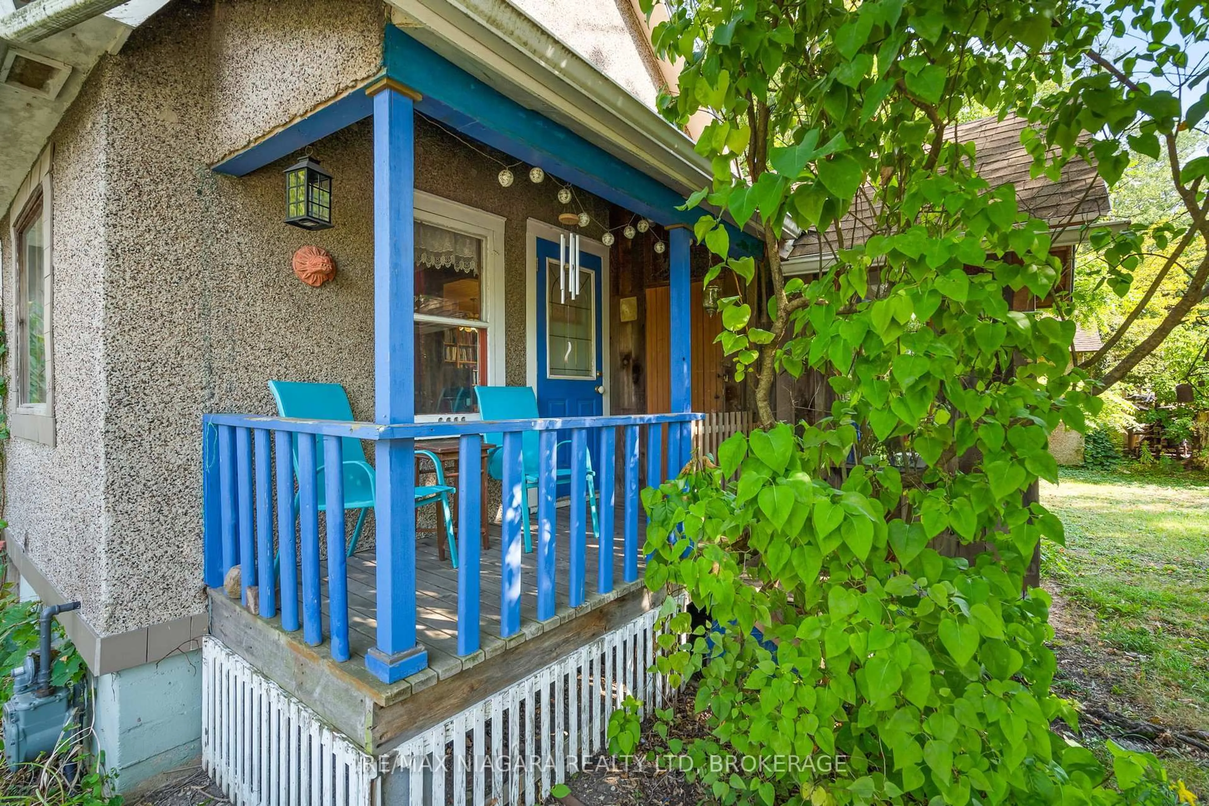 Patio, street for 105 Weir Rd, Port Colborne Ontario L3K 2M8