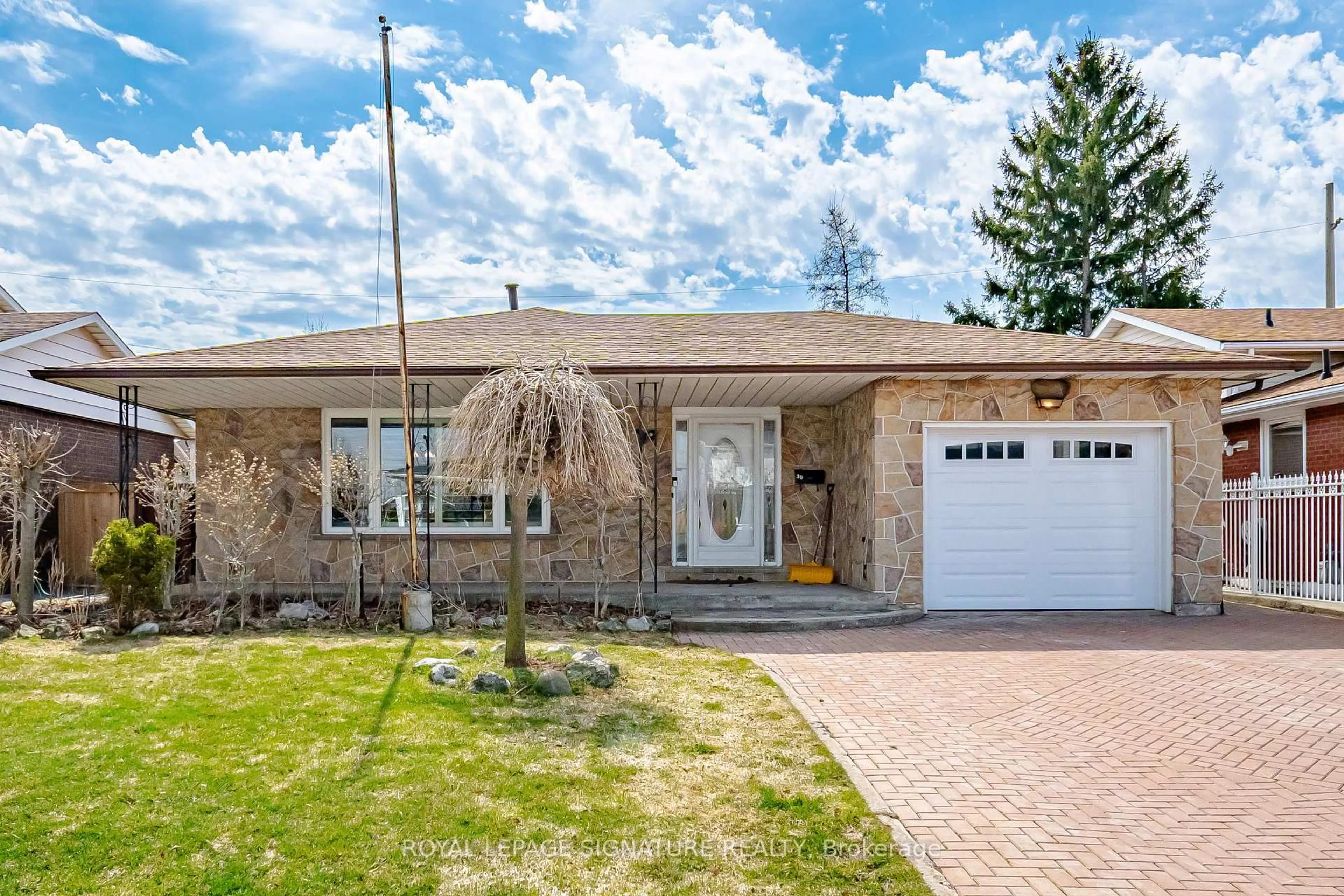 Home with brick exterior material, street for 39 Darlington Dr, Hamilton Ontario L9C 2L8