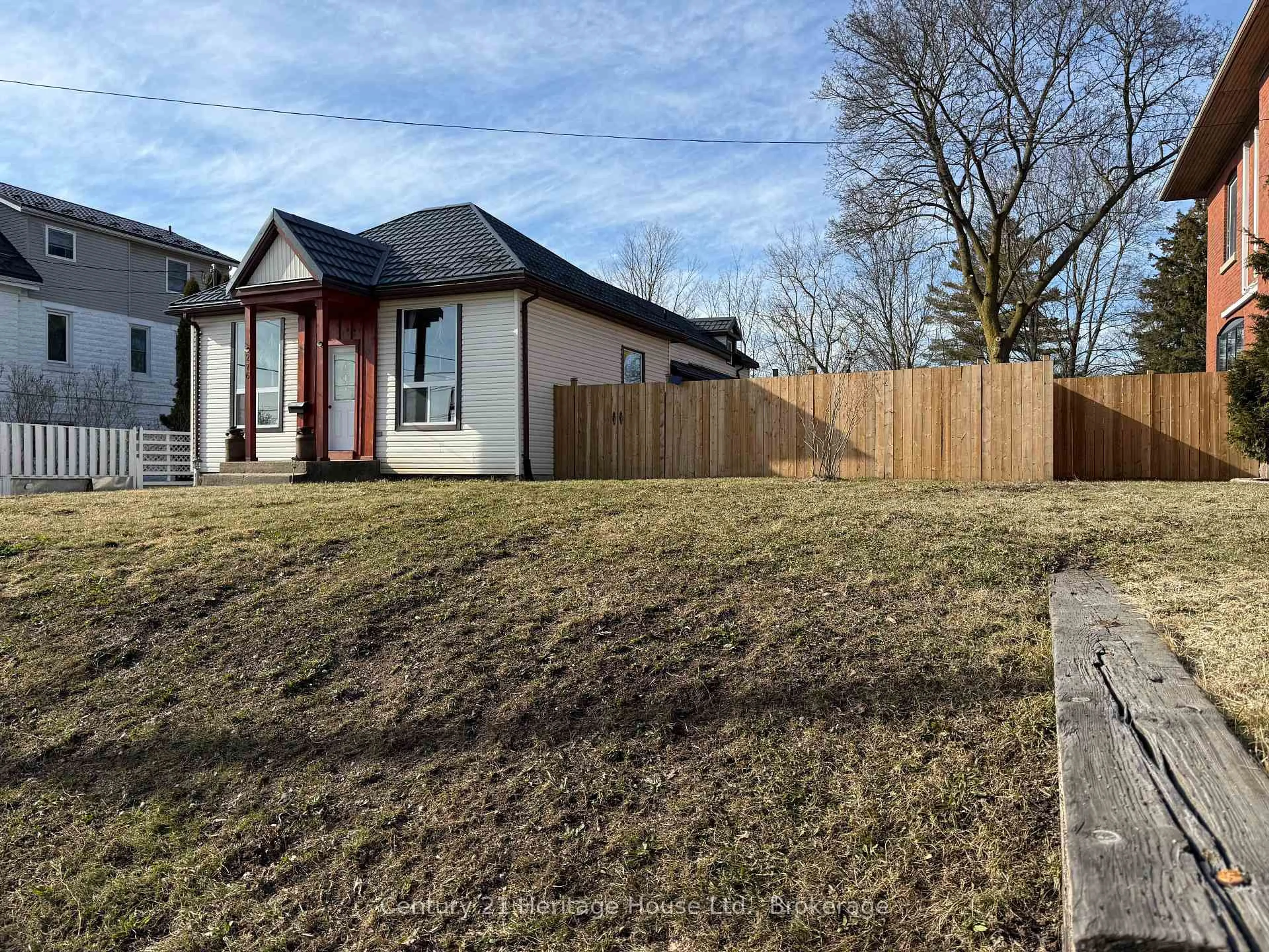 A pic from outside/outdoor area/front of a property/back of a property/a pic from drone, street for 276 12TH St, Hanover Ontario N4N 1V3