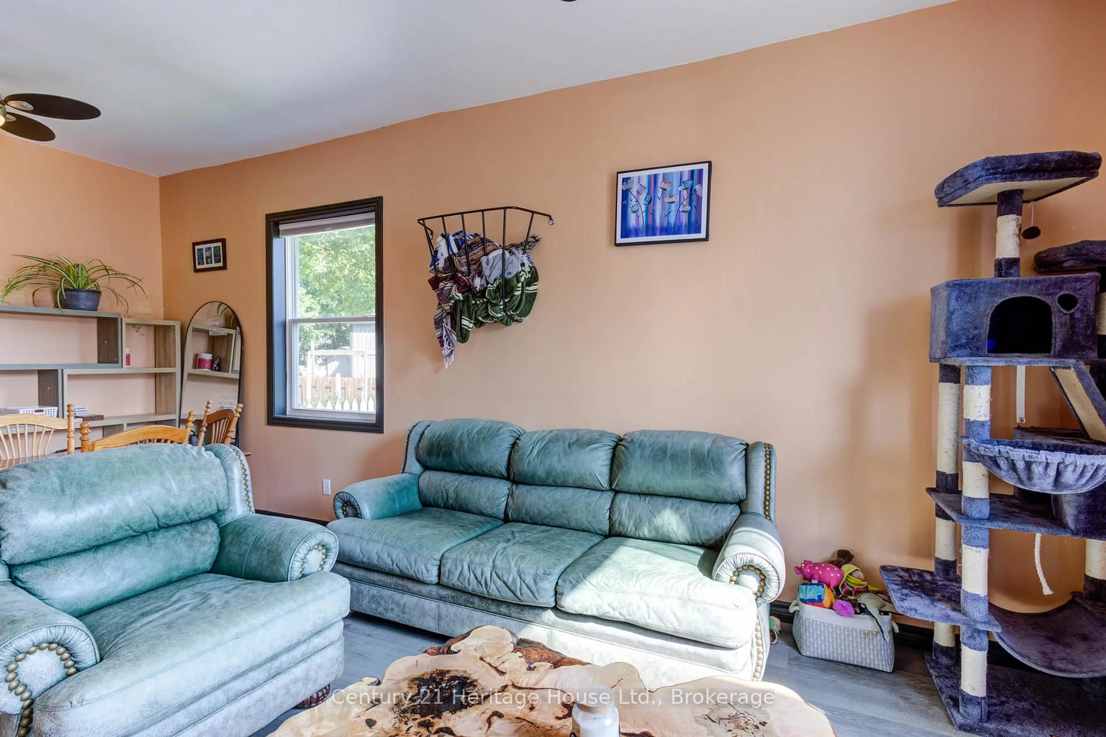 Living room with furniture, unknown for 276 12TH St, Hanover Ontario N4N 1V3