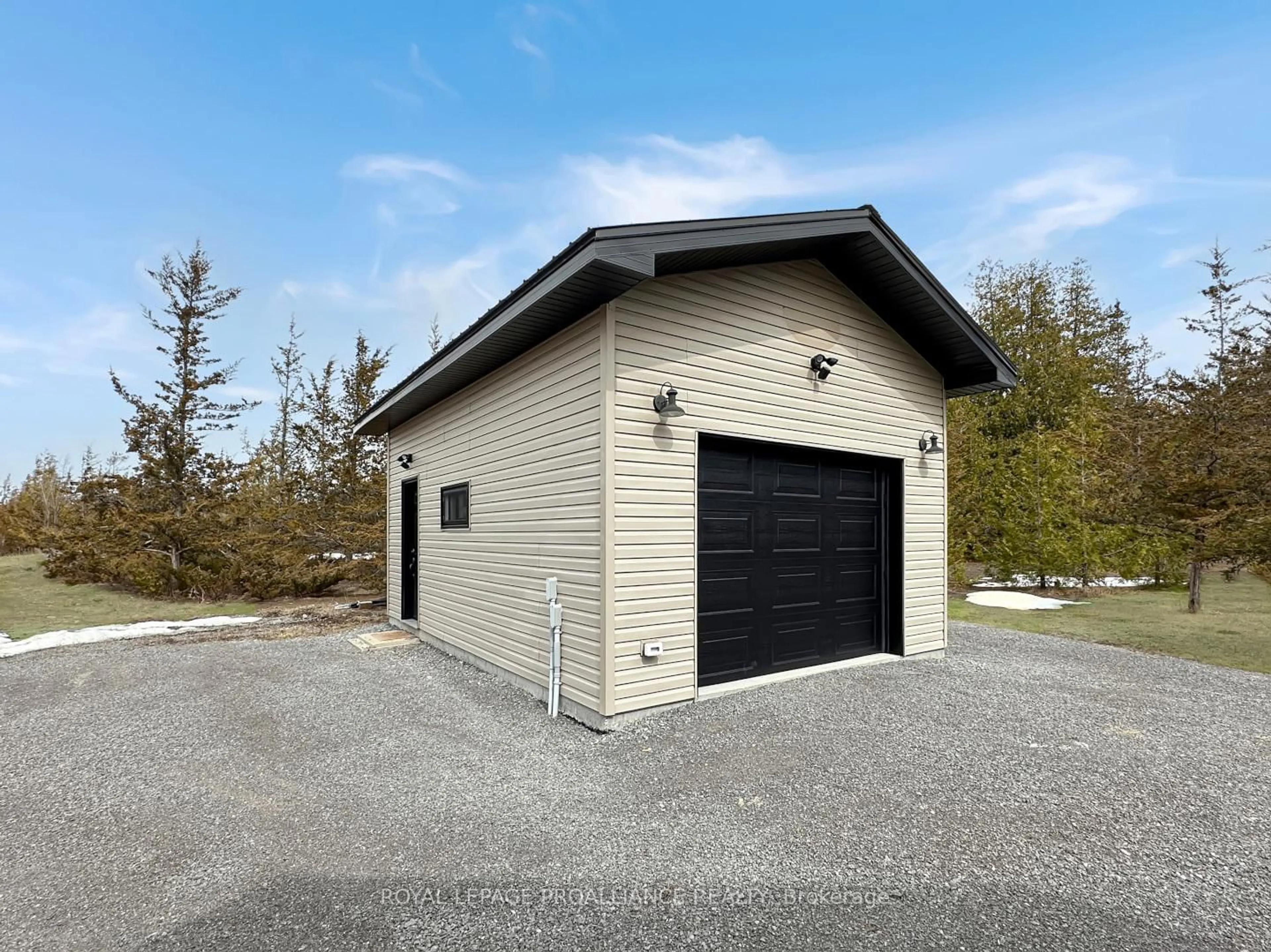 Indoor garage for 2073 Shannon Rd, Shannonville Ontario K0K 3A0