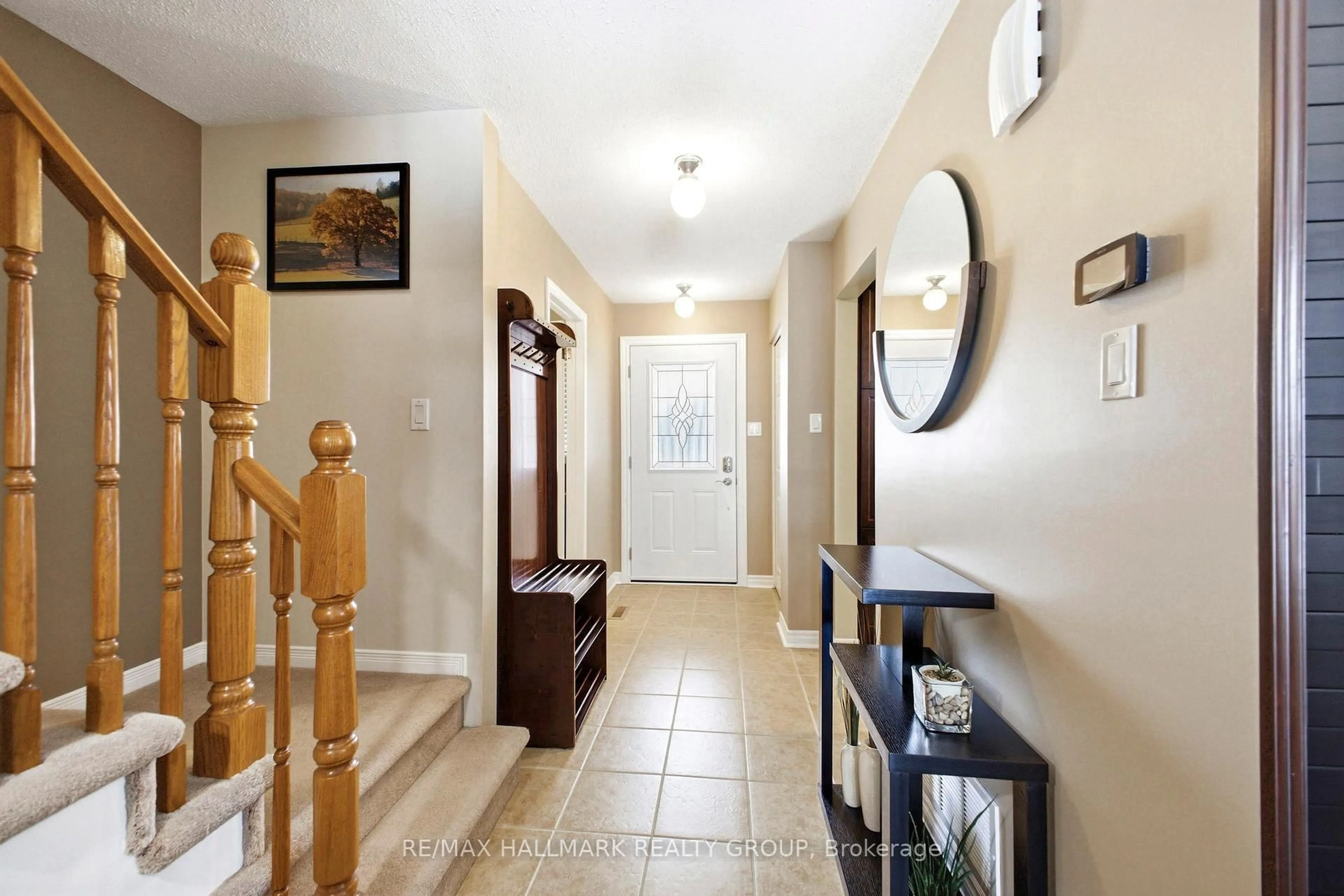 Indoor entryway for 178 Equestrian Dr, Kanata Ontario K2M 2B9