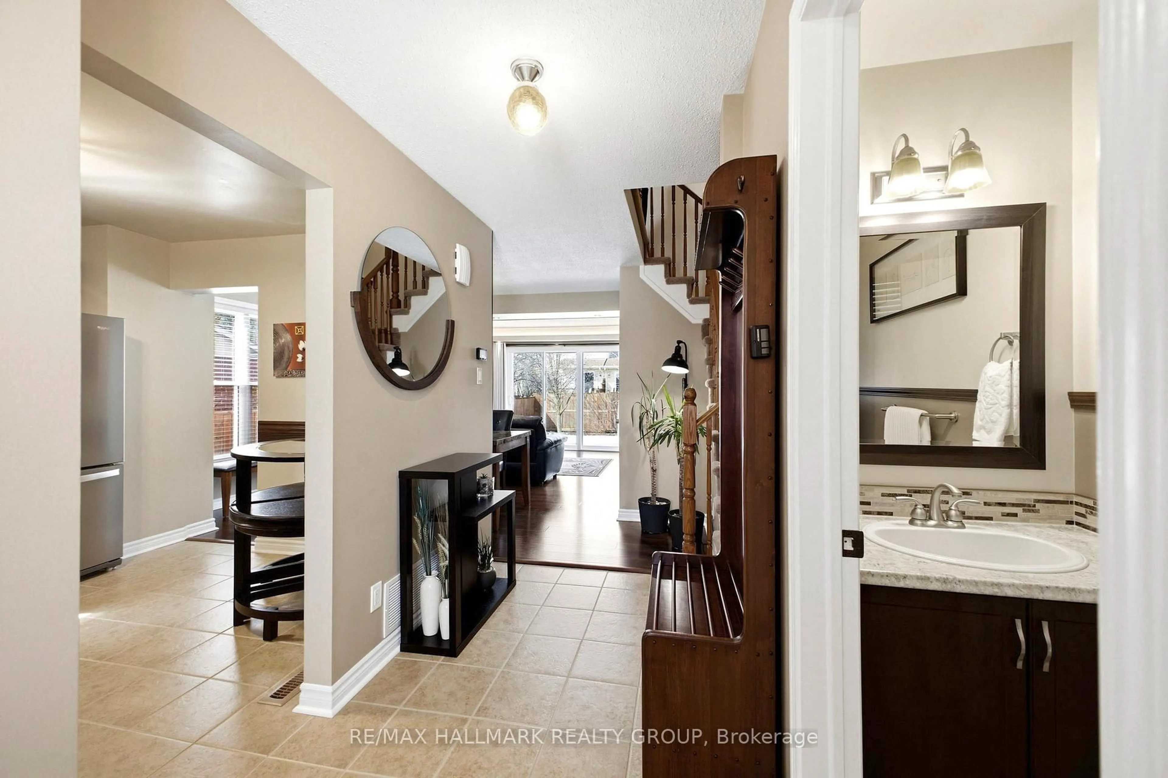 Indoor entryway for 178 Equestrian Dr, Kanata Ontario K2M 2B9