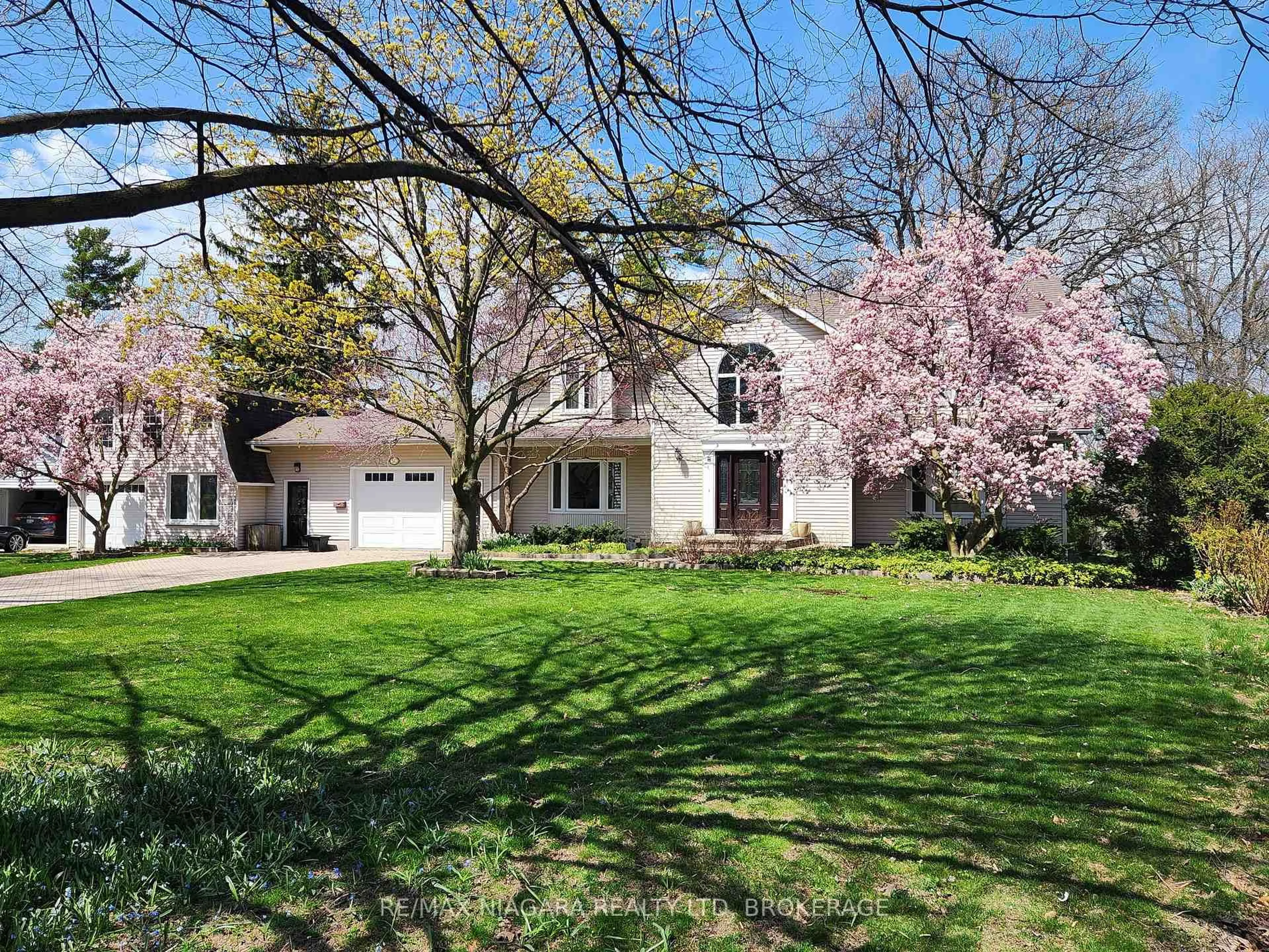 A pic from outside/outdoor area/front of a property/back of a property/a pic from drone, street for 50 Henley Dr, St. Catharines Ontario L2N 4A9