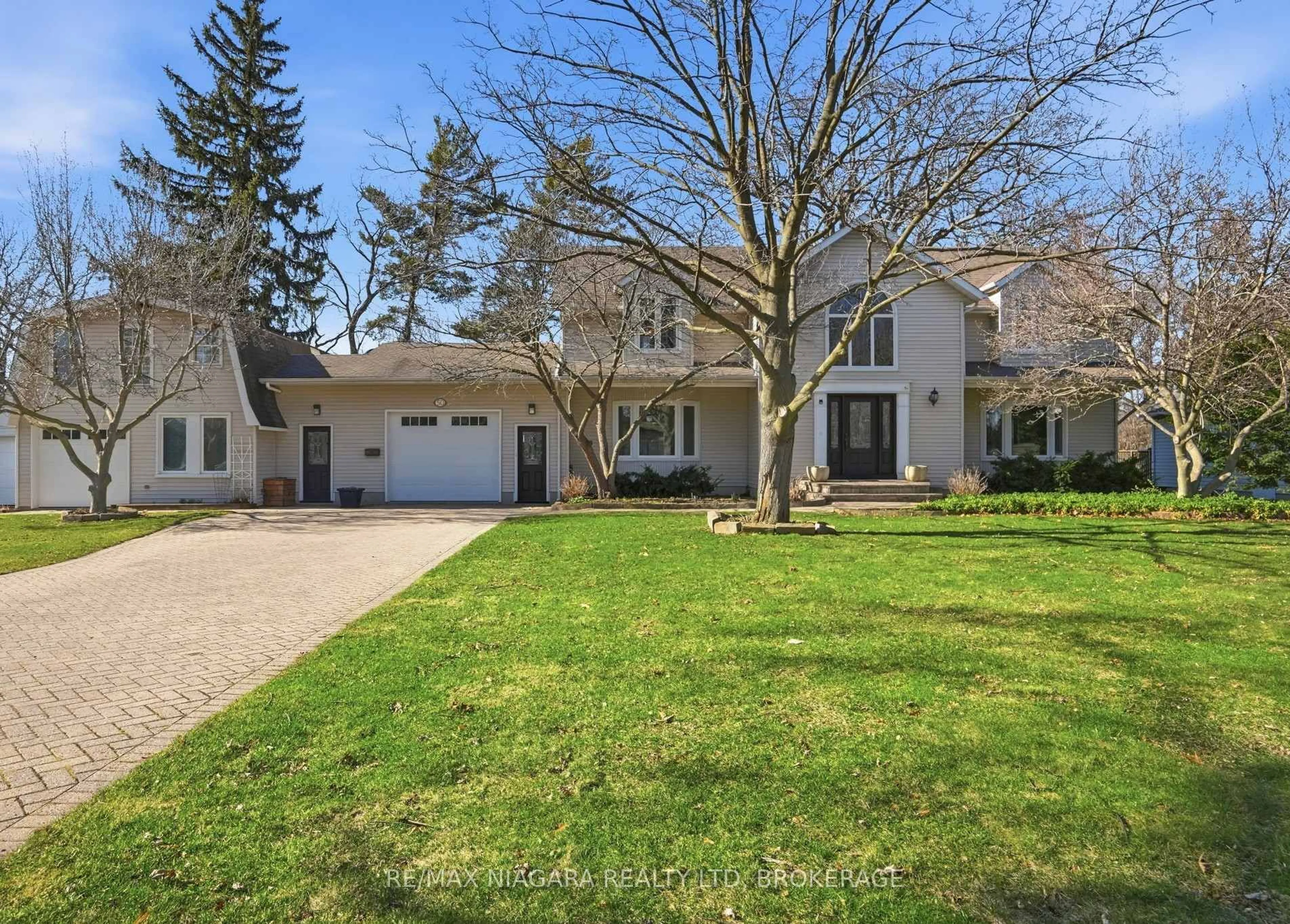 A pic from outside/outdoor area/front of a property/back of a property/a pic from drone, street for 50 Henley Dr, St. Catharines Ontario L2N 4A9