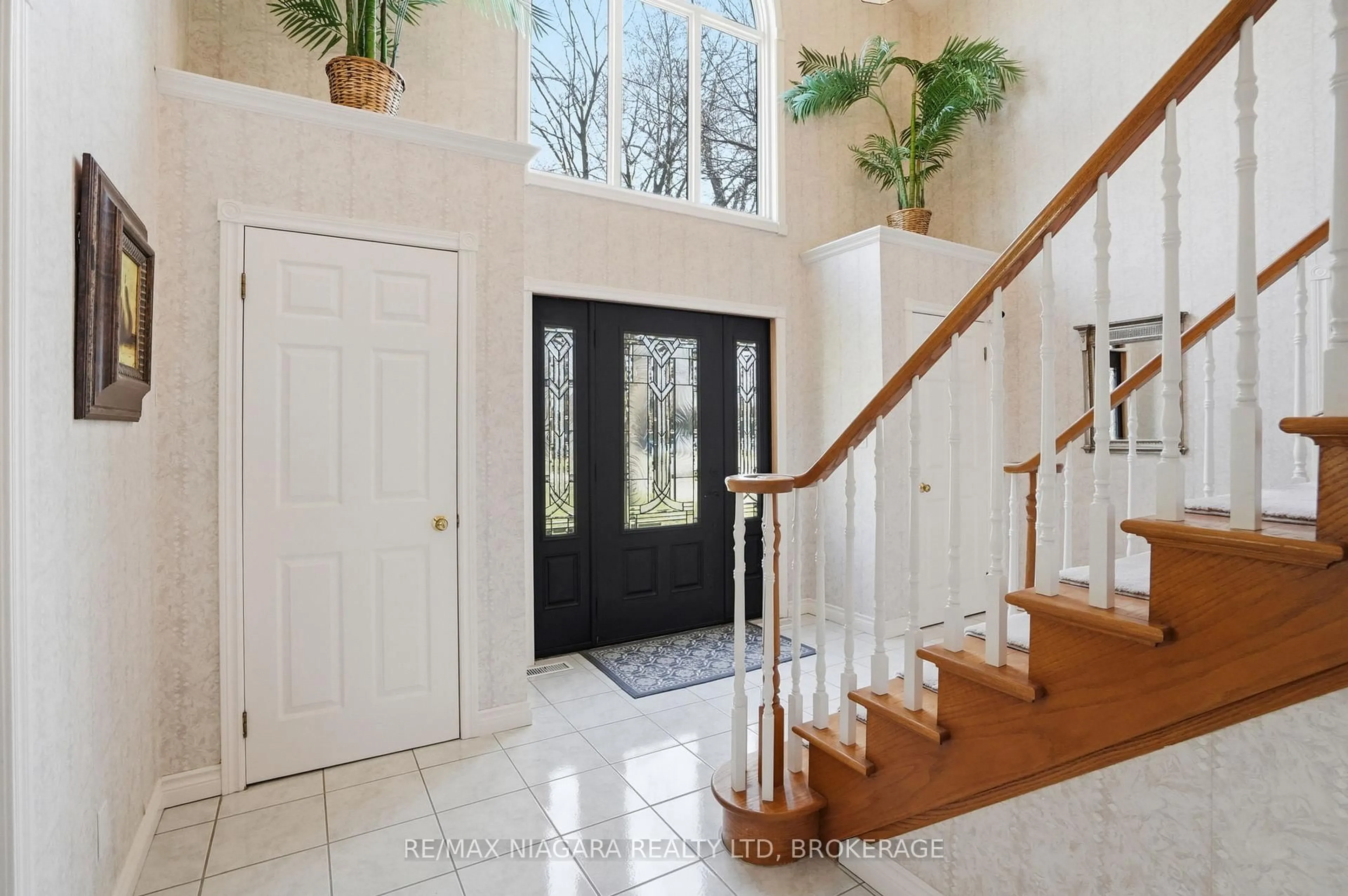 Indoor entryway for 50 Henley Dr, St. Catharines Ontario L2N 4A9