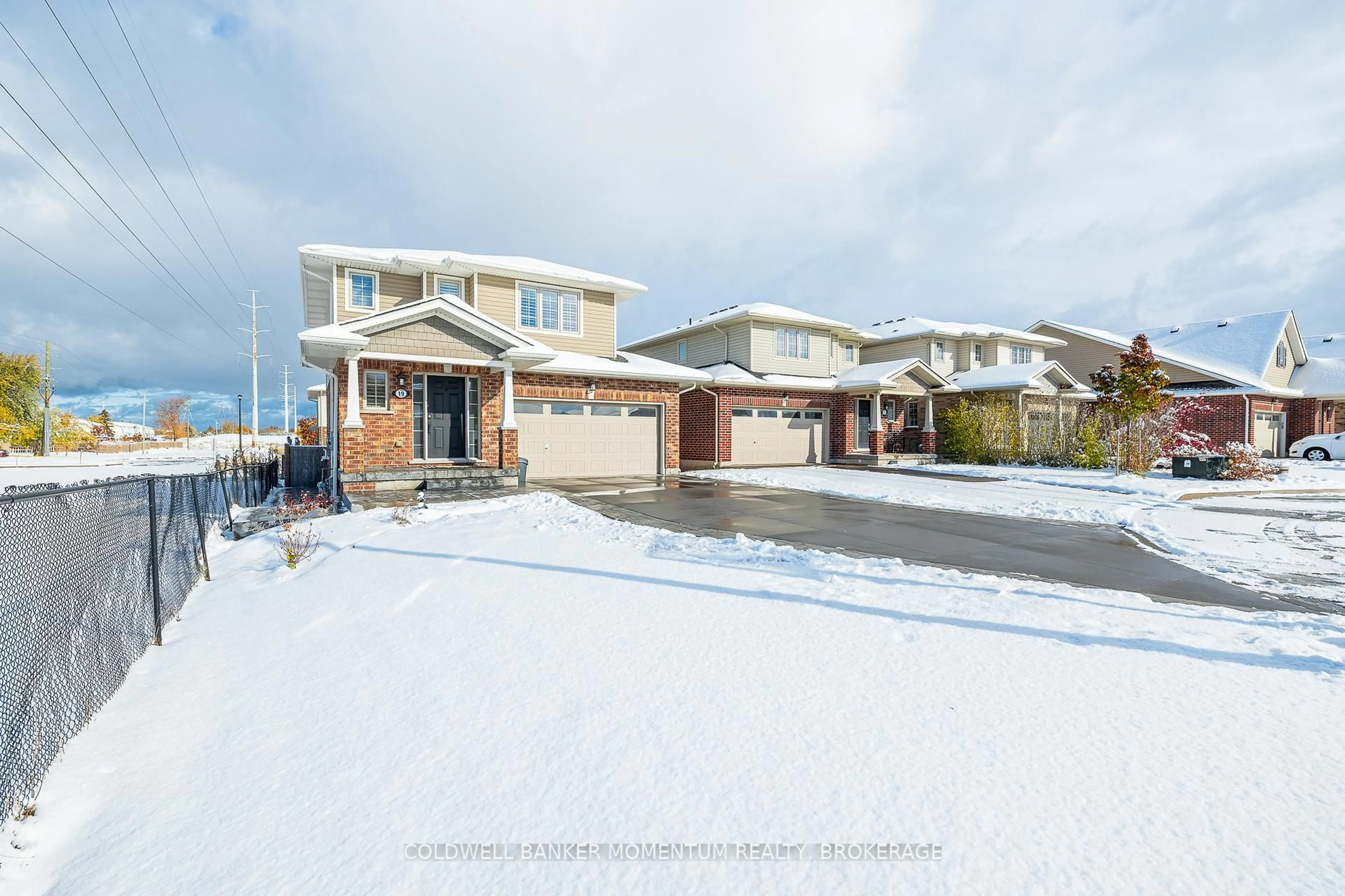 A pic from outside/outdoor area/front of a property/back of a property/a pic from drone, street for 19 Kenmar Crt, St. Catharines Ontario L2P 0E4