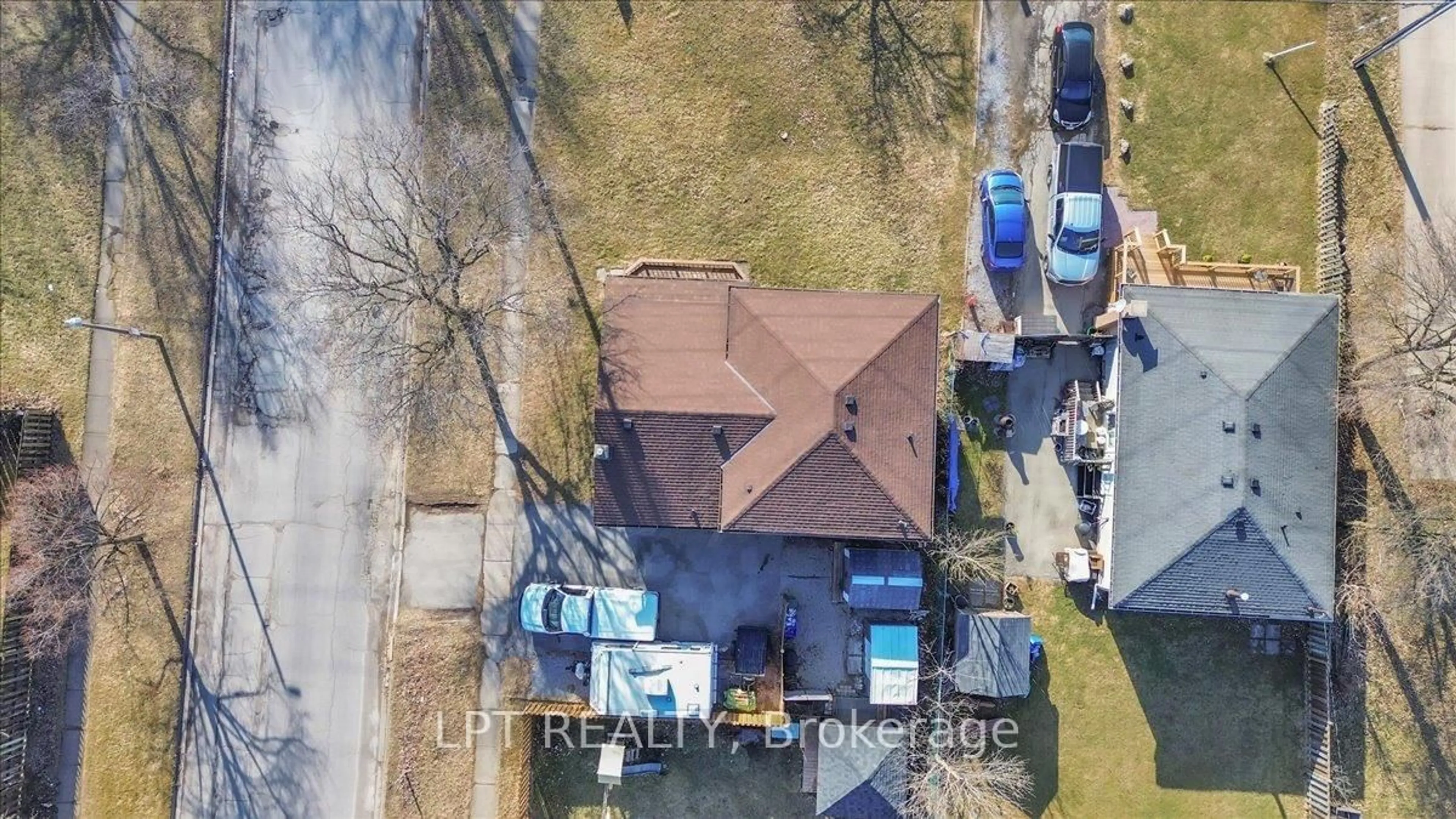A pic from outside/outdoor area/front of a property/back of a property/a pic from drone, street for 396 First Ave, Welland Ontario L3C 5Z1