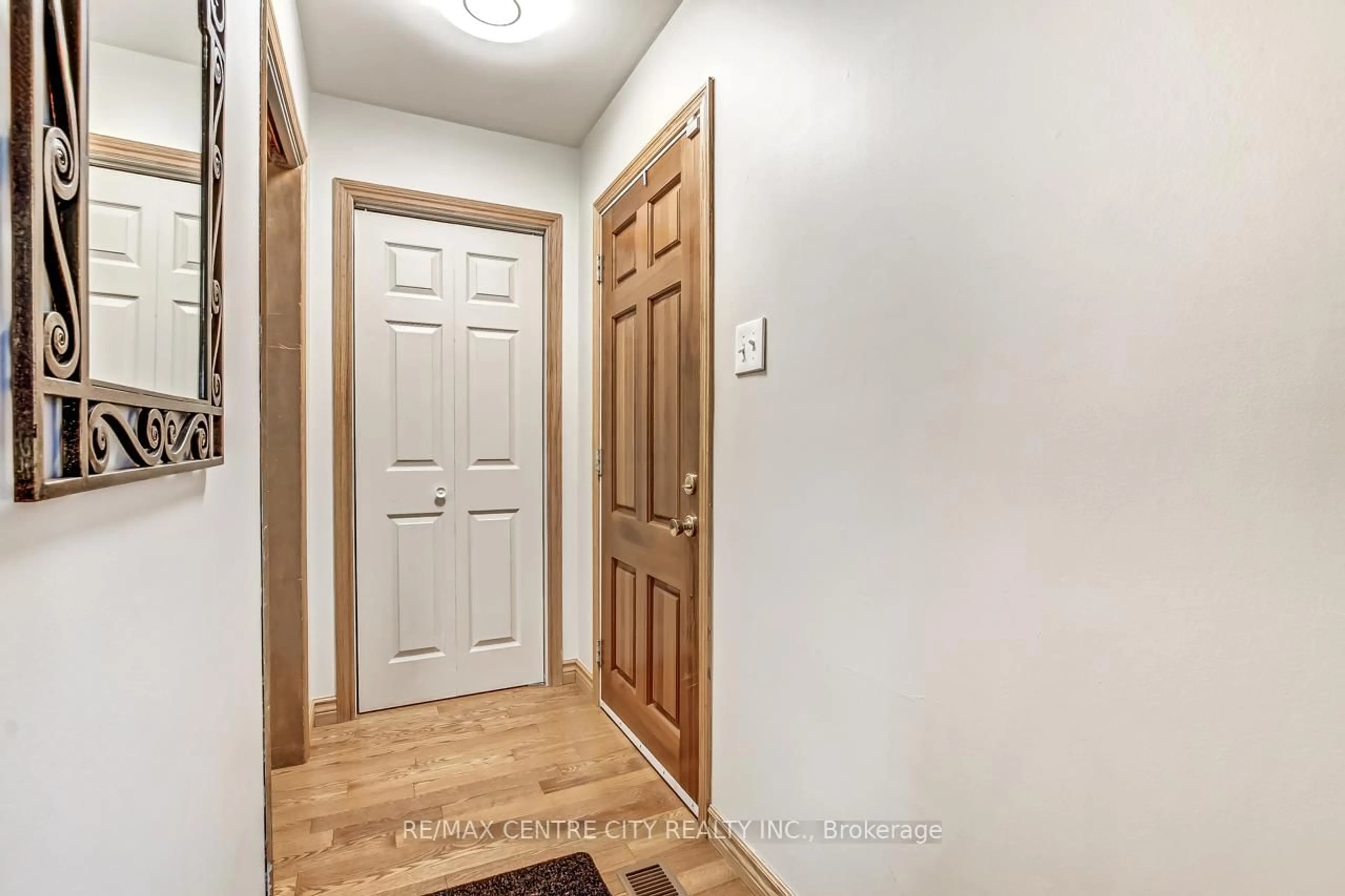 Indoor entryway for 26 Manor Rd, St. Thomas Ontario N5R 5C9