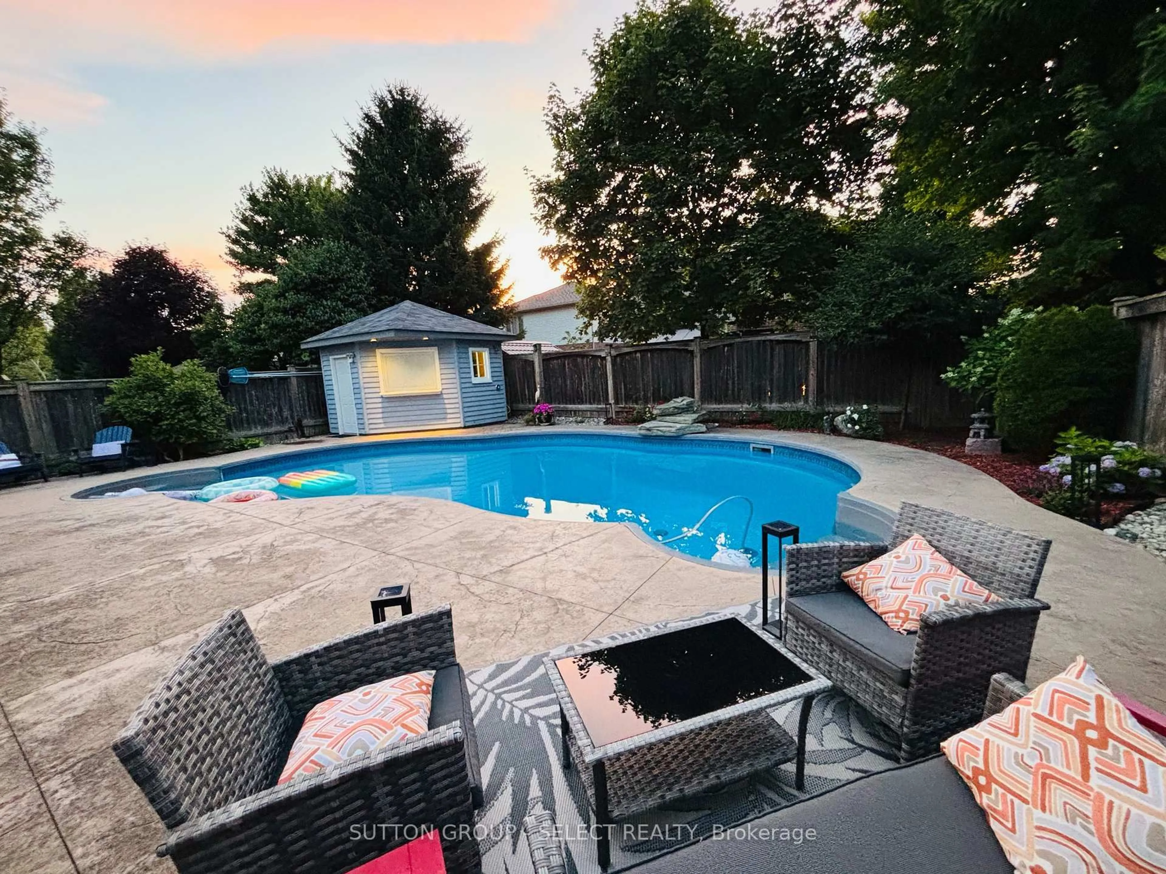 A pic from outside/outdoor area/front of a property/back of a property/a pic from drone, water/lake/river/ocean view for 294 Berryhill Dr, London North Ontario N5X 4M4