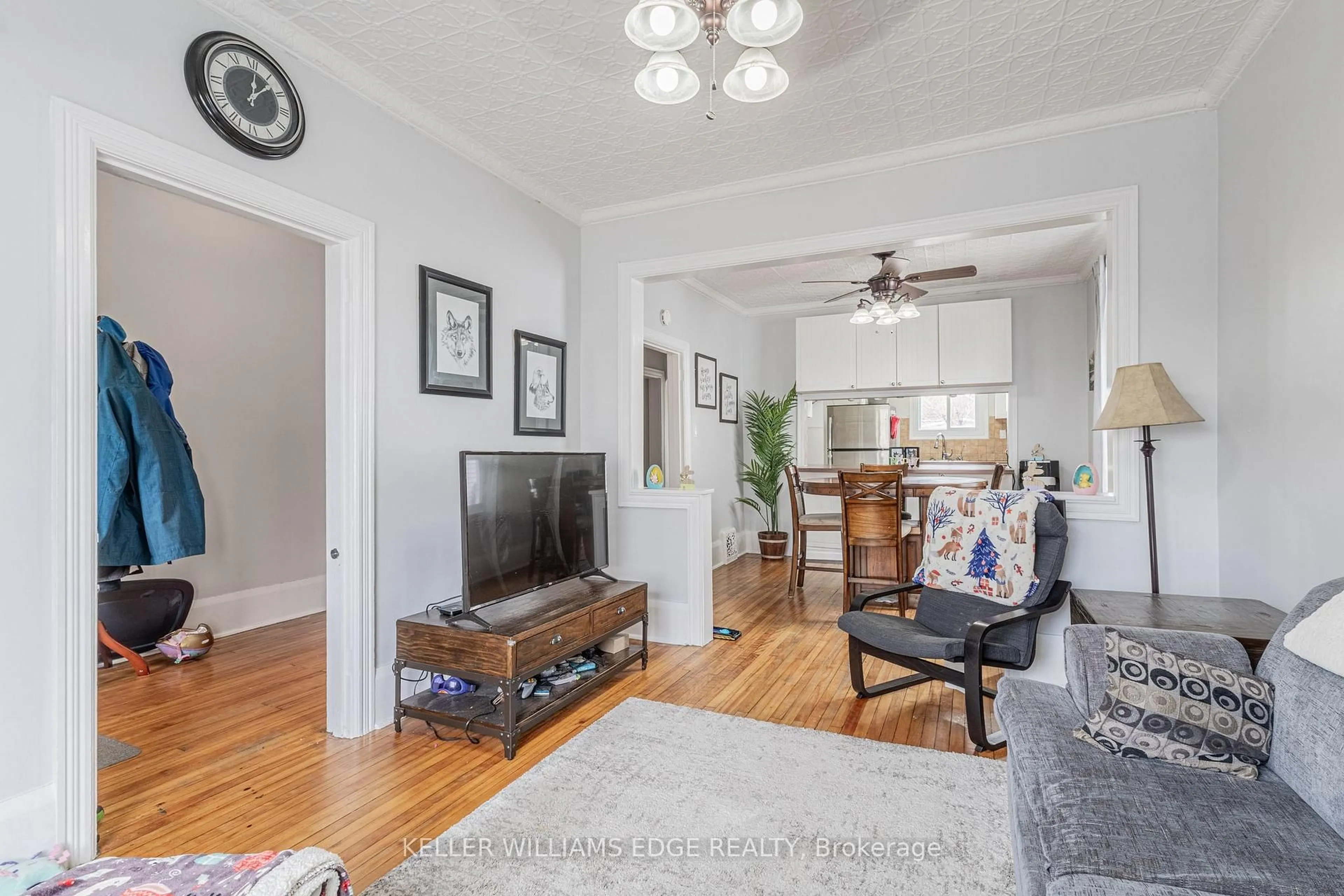 Living room with furniture, unknown for 20 Cambridge Ave, Hamilton Ontario L8H 1T5