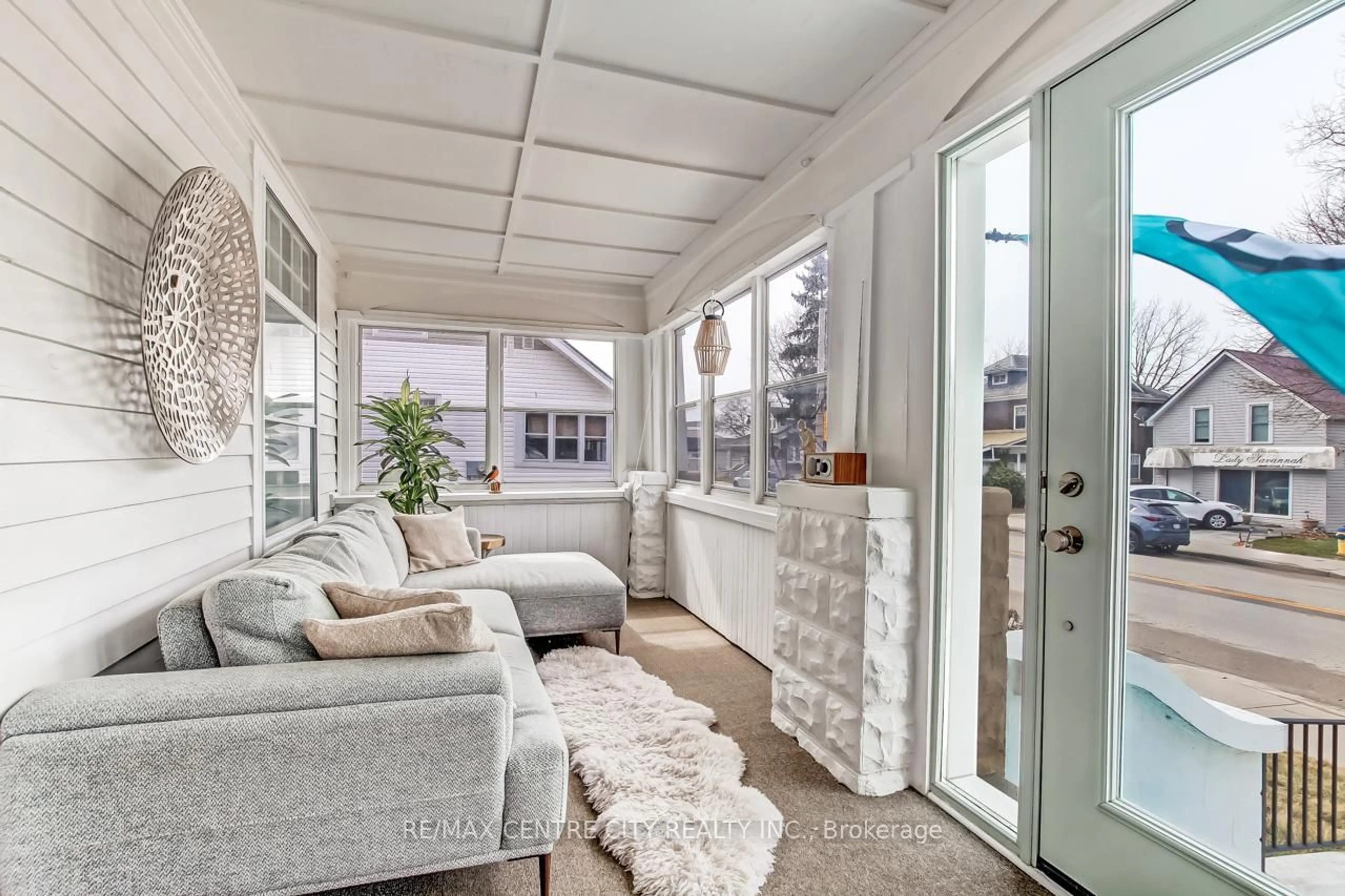 Indoor entryway for 233 COLBORNE St, Central Elgin Ontario N5L 1B9