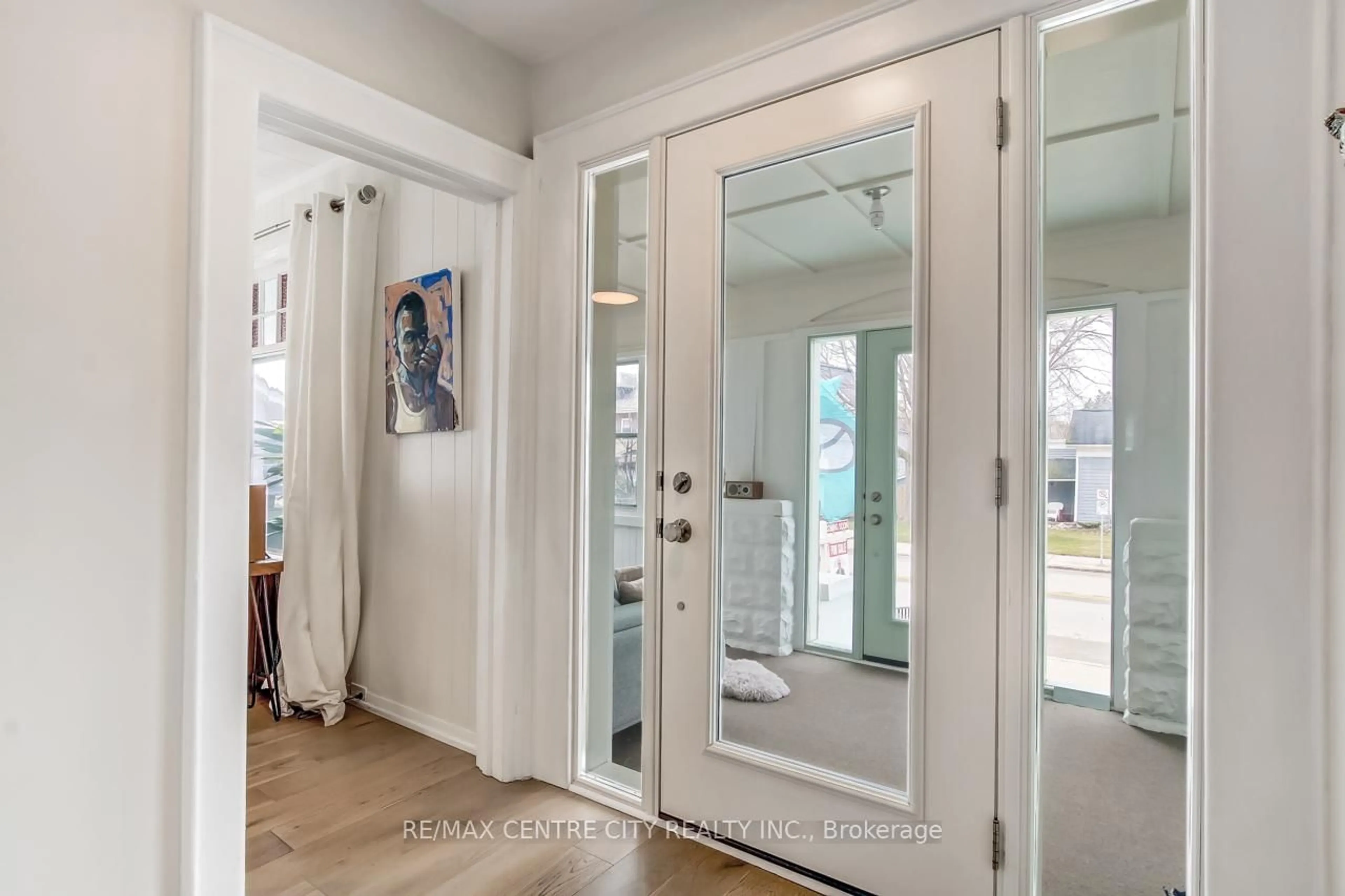 Indoor entryway for 233 COLBORNE St, Central Elgin Ontario N5L 1B9